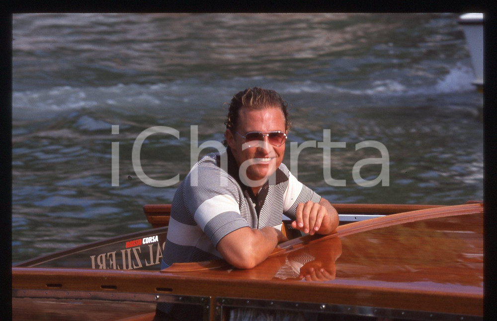 35mm vintage slide* 2000 VENEZIA Mostra del Cinema Matthew MCCONAUGHEY 6 La diapositiva &egrave; stata scattata in occasione della presentazione del film "U-571" alla Mostra del Cinema di Venezia del 2000. CONDIZIONI: GOOD Tutti i diritti riservati.E' severamente vietata la riproduzione.  ICharta mette in vendita, sul negozio eBay e in esclusiva sul sito "icharta" il proprio archivio composto da numerose diapositive e negativi fotografici d'epoca, tutti originali e autentici, che attraversano la storia del costume italiano tra gli la fine degli anni Sessanta e Novanta.Si tratta di uno sguardo inedito sull'attualit&agrave;, la politica, la vita quotidiana, il gossip e la cultura, che fotografa il cambiamento della nazione in quest'ultimo scorcio del XX secolo. Un'occasione unica per il mercato del collezionismo, che vede finalmente disponibile un archivio eccezionale per vastit&agrave;, tematiche e condizioni, in un settore (il negativo fotografico e la diapositiva) di assoluta novit&agrave; e dalle interessanti prospettive di investimento.     originale e autentica 1