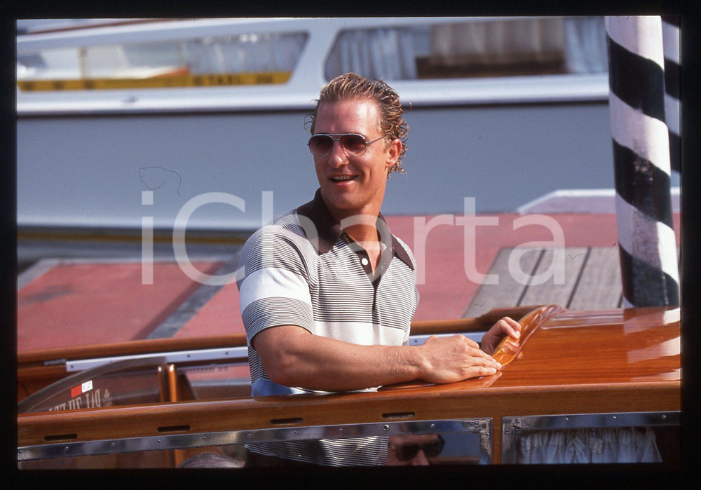35mm vintage slide* 2000 VENEZIA Mostra del Cinema Matthew MCCONAUGHEY 7 La diapositiva &egrave; stata scattata in occasione della presentazione del film "U-571" alla Mostra del Cinema di Venezia del 2000. CONDIZIONI: GOOD Tutti i diritti riservati.E' severamente vietata la riproduzione.  ICharta mette in vendita, sul negozio eBay e in esclusiva sul sito "icharta" il proprio archivio composto da numerose diapositive e negativi fotografici d'epoca, tutti originali e autentici, che attraversano la storia del costume italiano tra gli la fine degli anni Sessanta e Novanta.Si tratta di uno sguardo inedito sull'attualit&agrave;, la politica, la vita quotidiana, il gossip e la cultura, che fotografa il cambiamento della nazione in quest'ultimo scorcio del XX secolo. Un'occasione unica per il mercato del collezionismo, che vede finalmente disponibile un archivio eccezionale per vastit&agrave;, tematiche e condizioni, in un settore (il negativo fotografico e la diapositiva) di assoluta novit&agrave; e dalle interessanti prospettive di investimento.     originale e autentica 1