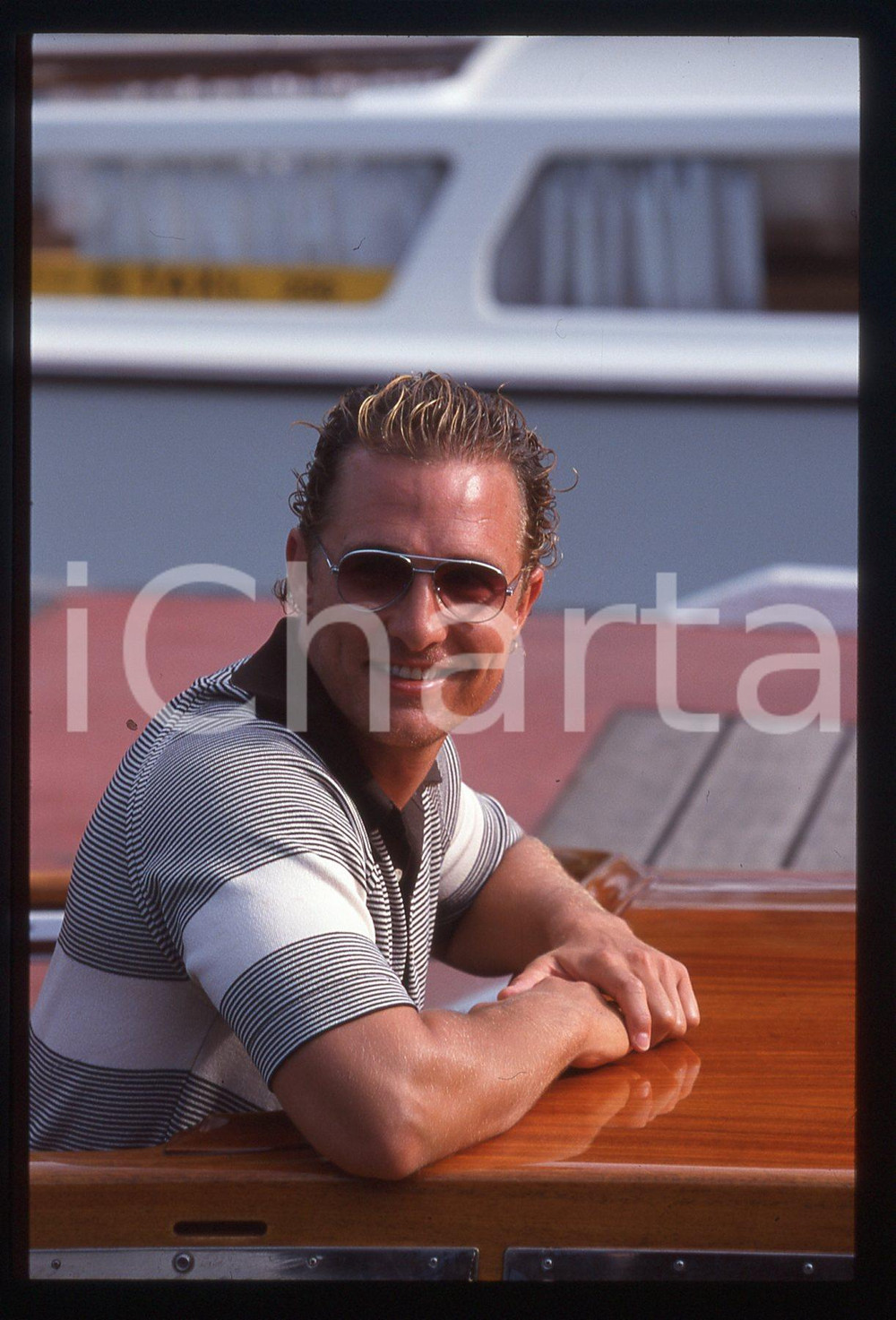 35mm vintage slide* 2000 VENEZIA Mostra del Cinema Matthew MCCONAUGHEY 8 La diapositiva &egrave; stata scattata in occasione della presentazione del film "U-571" alla Mostra del Cinema di Venezia del 2000. CONDIZIONI: GOOD Tutti i diritti riservati.E' severamente vietata la riproduzione.  ICharta mette in vendita, sul negozio eBay e in esclusiva sul sito "icharta" il proprio archivio composto da numerose diapositive e negativi fotografici d'epoca, tutti originali e autentici, che attraversano la storia del costume italiano tra gli la fine degli anni Sessanta e Novanta.Si tratta di uno sguardo inedito sull'attualit&agrave;, la politica, la vita quotidiana, il gossip e la cultura, che fotografa il cambiamento della nazione in quest'ultimo scorcio del XX secolo. Un'occasione unica per il mercato del collezionismo, che vede finalmente disponibile un archivio eccezionale per vastit&agrave;, tematiche e condizioni, in un settore (il negativo fotografico e la diapositiva) di assoluta novit&agrave; e dalle interessanti prospettive di investimento.     originale e autentica 1