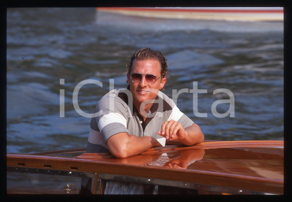 35mm vintage slide* 2000 VENEZIA Mostra del Cinema Matthew MCCONAUGHEY 1 La diapositiva &egrave; stata scattata in occasione della presentazione del film "U-571" alla Mostra del Cinema di Venezia del 2000. CONDIZIONI: GOOD Tutti i diritti riservati.E' severamente vietata la riproduzione.  ICharta mette in vendita, sul negozio eBay e in esclusiva sul sito "icharta" il proprio archivio composto da numerose diapositive e negativi fotografici d'epoca, tutti originali e autentici, che attraversano la storia del costume italiano tra gli la fine degli anni Sessanta e Novanta.Si tratta di uno sguardo inedito sull'attualit&agrave;, la politica, la vita quotidiana, il gossip e la cultura, che fotografa il cambiamento della nazione in quest'ultimo scorcio del XX secolo. Un'occasione unica per il mercato del collezionismo, che vede finalmente disponibile un archivio eccezionale per vastit&agrave;, tematiche e condizioni, in un settore (il negativo fotografico e la diapositiva) di assoluta novit&agrave; e dalle interessanti prospettive di investimento.     originale e autentica 1