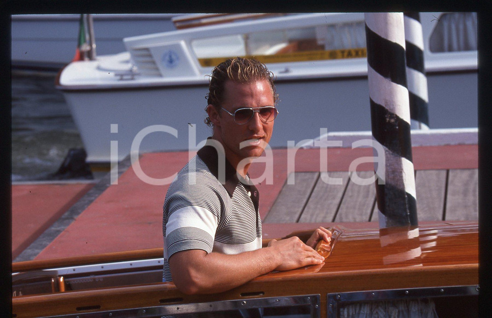 35mm vintage slide* 2000 VENEZIA Mostra del Cinema Matthew MCCONAUGHEY 2 La diapositiva &egrave; stata scattata in occasione della presentazione del film "U-571" alla Mostra del Cinema di Venezia del 2000. CONDIZIONI: GOOD Tutti i diritti riservati.E' severamente vietata la riproduzione.  ICharta mette in vendita, sul negozio eBay e in esclusiva sul sito "icharta" il proprio archivio composto da numerose diapositive e negativi fotografici d'epoca, tutti originali e autentici, che attraversano la storia del costume italiano tra gli la fine degli anni Sessanta e Novanta.Si tratta di uno sguardo inedito sull'attualit&agrave;, la politica, la vita quotidiana, il gossip e la cultura, che fotografa il cambiamento della nazione in quest'ultimo scorcio del XX secolo. Un'occasione unica per il mercato del collezionismo, che vede finalmente disponibile un archivio eccezionale per vastit&agrave;, tematiche e condizioni, in un settore (il negativo fotografico e la diapositiva) di assoluta novit&agrave; e dalle interessanti prospettive di investimento.     originale e autentica 1