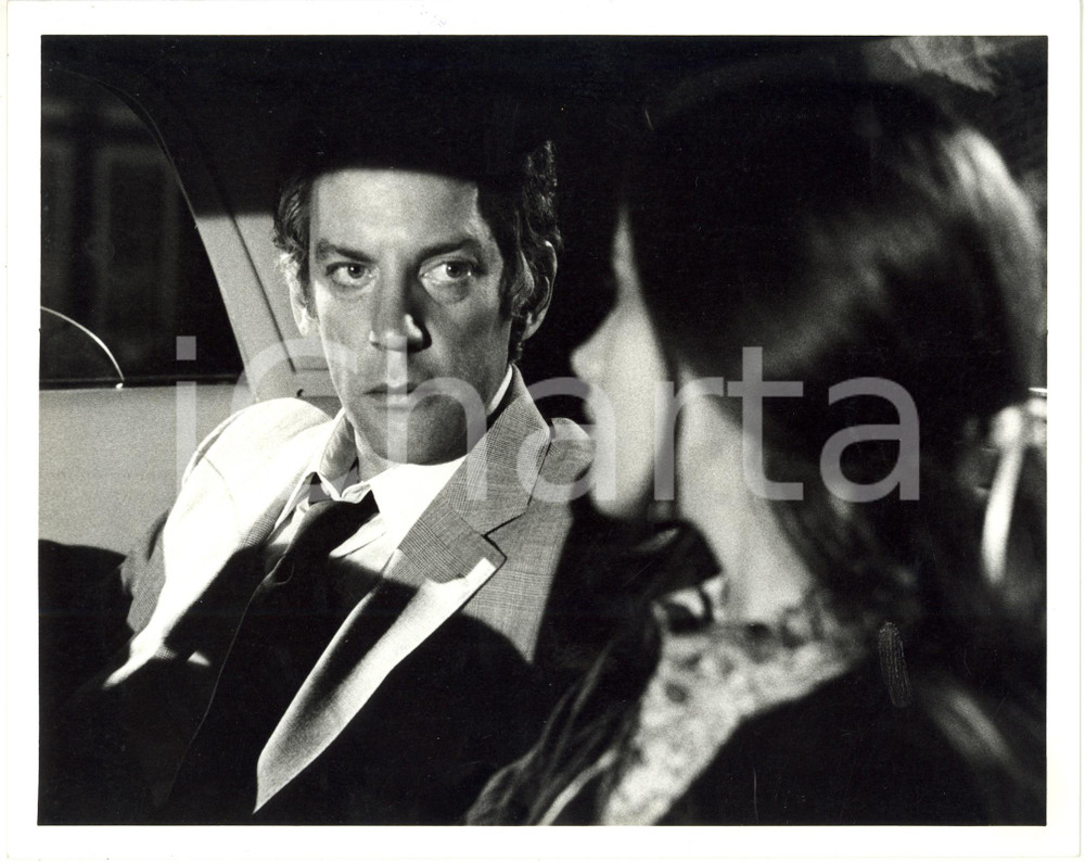 1978 CINEMA "Les liens de sang" - Donald SUTHERLAND in una scena *Foto (2)  Fotografia d'epoca.   CONDIZIONI: G (minime piegature; piccole tracce di inchiostro blu) FORMATO: 25x20 cm     originale e autentica 1