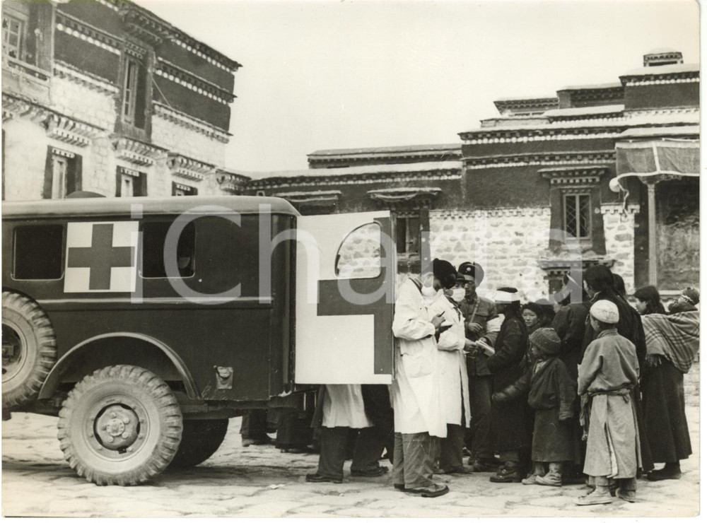 1959 LHASA Rivolta popolare in TIBET - Croce Rossa cinese offre primi soccorsi  Fotografia d'epoca con didascalia coeva al verso.  CONDIZIONI: G FORMATO: 20x15 cm     originale e autentica 1