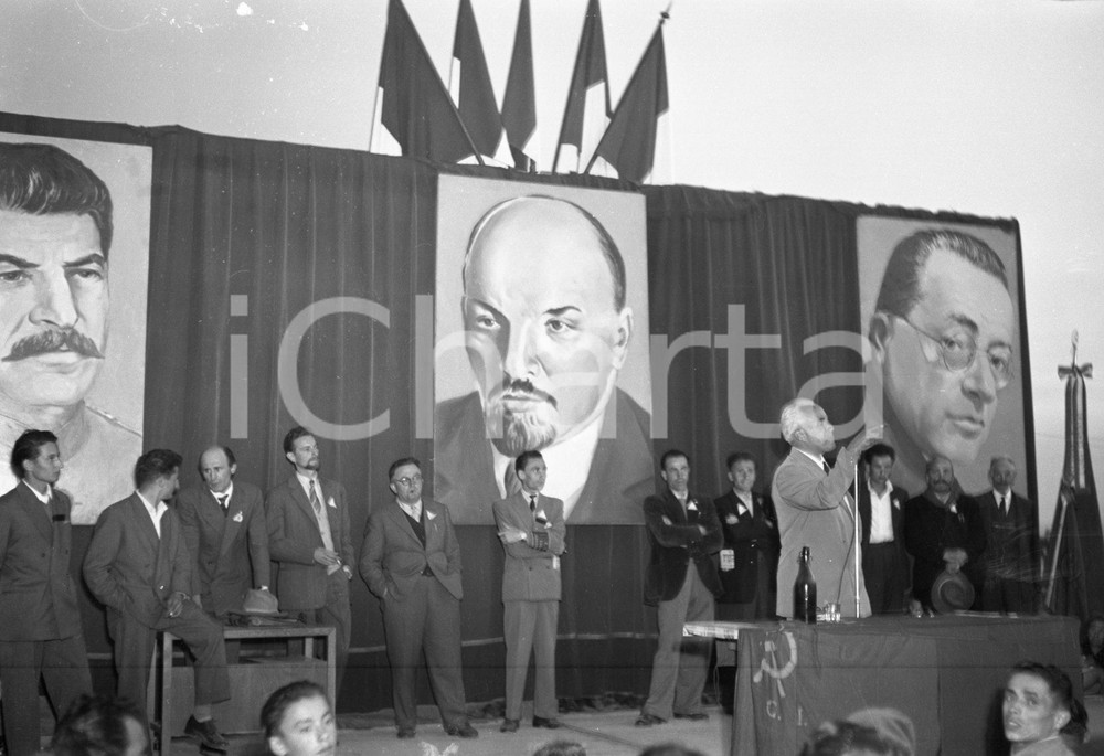 1950 BRESCIA Festa dell'"UNITÀ" al Castello NEGATIVO ORIGINALE Negativo originale artistico in bianco e nero, su pellicola, in formato cm 9 x 6 CONDIZIONI: FAIR ICharta mette in vendita, sul negozio eBay e in esclusiva sul sito "icharta" il proprio archivio composto da numerose diapositive e negativi fotografici d'epoca, tutti originali e autentici, che attraversano la storia del costume italiano tra gli la fine degli anni Sessanta e Novanta.Si tratta di uno sguardo inedito sull'attualità, la politica, la vita quotidiana, il gossip e la cultura, che fotografa il cambiamento della nazione in quest'ultimo scorcio del XX secolo. Un'occasione unica per il mercato del collezionismo, che vede finalmente disponibile un archivio eccezionale per vastità, tematiche e condizioni, in un settore (il negativo fotografico e la diapositiva) di assoluta novità e dalle interessanti prospettive di investimento. CONDIZIONI:FAIR/discreto originale e autentica 1