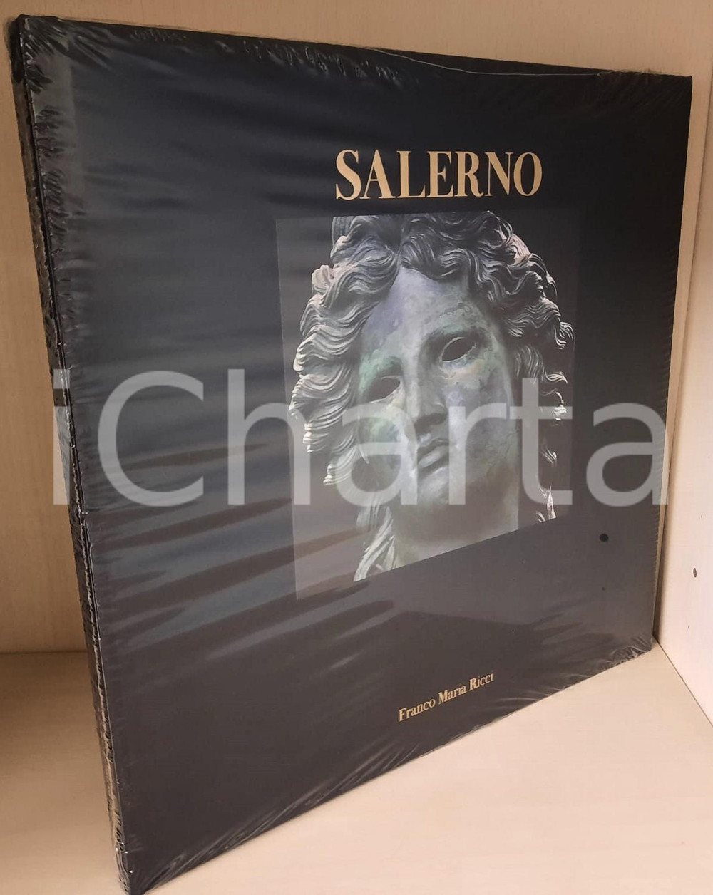 2001 SALERNO - FMR Franco Maria Ricci Editore *Grand Tour Legatura editoriale in seta nera con illustrazione applicata. Cofanetto rigido.Testi di Gianni Guadalupi, Luigi Pizza e Renato Ruotolo.Volume intonso, con cellophane originale.COLLANA: Grand TourEDITORE: Franco Maria Ricci EditorePAGINE: 132 GOOD/buono minime tracce d'uso Formato: 30x30 cm (volume); 32x32 cm (cofanetto) originale e autentica 1