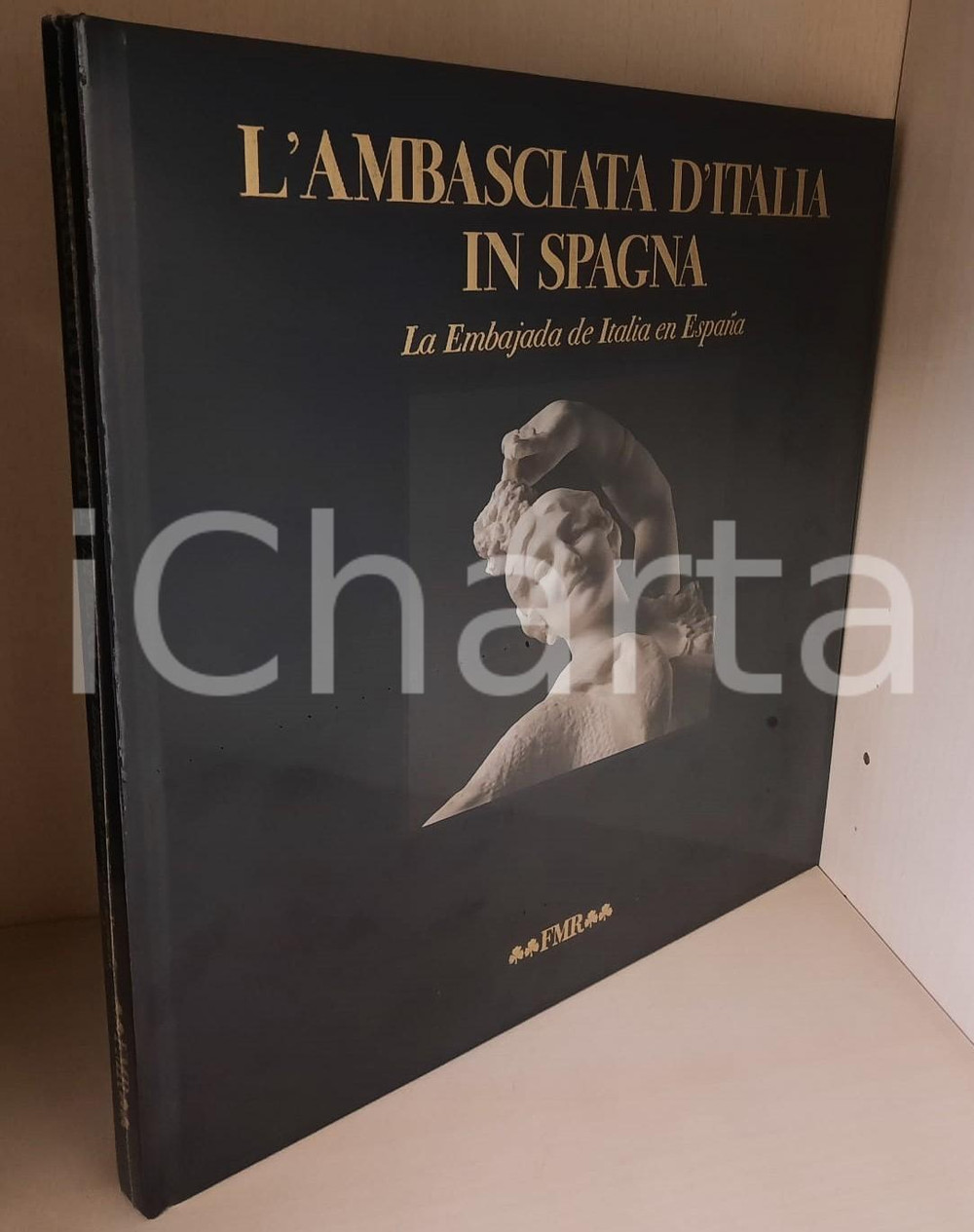 2005 L'ambasciata d'Italia in Spagna FMR Franco Maria Ricci Editore *Grand Tour Legatura editoriale in seta nera con illustrazione applicata. Cofanetto rigido.Testi di Gianni Guadalupi.Volume intonso, con cellophane originale.COLLANA: Grand TourEDITORE: Franco Maria Ricci EditorePAGINE: 130 GOOD/buono minime tracce d'uso Formato: 30x30 cm (volume); 32x32 cm (cofanetto) originale e autentica 1