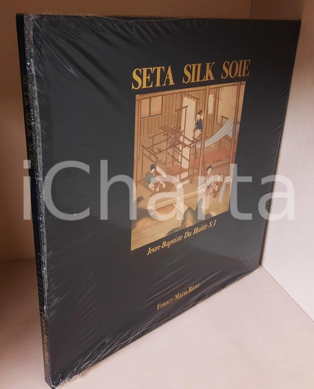 2001 Seta, Silk, Soie - FMR Franco Maria Ricci Editore *Collana Artefatto Legatura editoriale in seta nera con illustrazione applicata. Cofanetto rigido.Volume intonso, nel cellophane originale.COLLANA: ArtefattoEDITORE: Franco Maria Ricci EditorePAGINE: 84 GOOD/buono minime tracce d'uso Formato: 30x30 cm (volume); 32x32 cm (cofanetto) originale e autentica 1