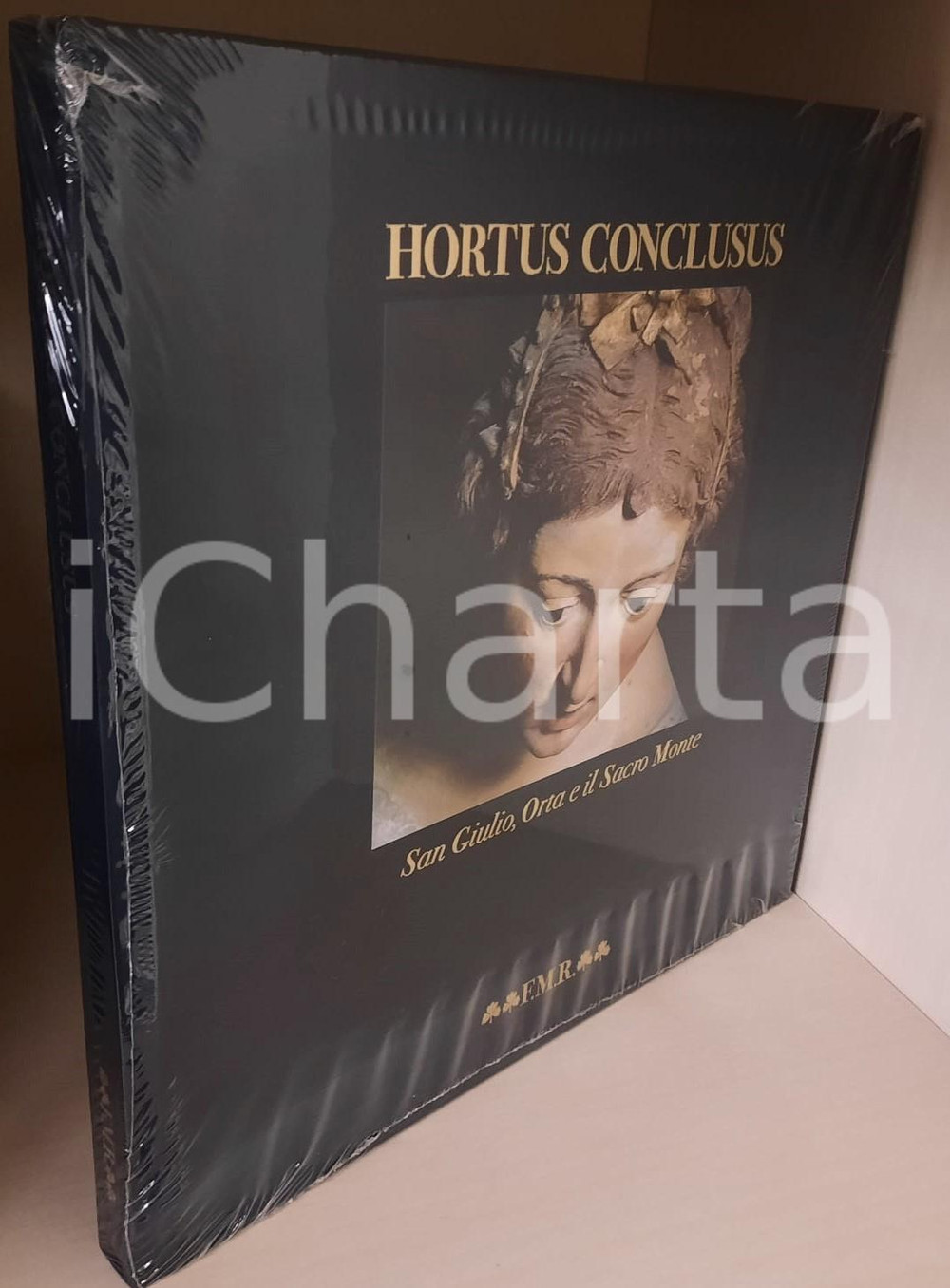 1996 SAN GIULIO, ORTA, SACRO MONTE Hortus Conclusus - FMR Franco Maria Ricci Legatura editoriale in seta nera con illustrazione applicata. Cofanetto rigido.Volume intonso, nel cellophane originale.COLLANA: QuadreriaEDITORE: Franco Maria Ricci EditorePAGINE: 216 GOOD/buono minime tracce d'uso Formato: 30x30 cm (volume); 32x32 cm (cofanetto) originale e autentica 1