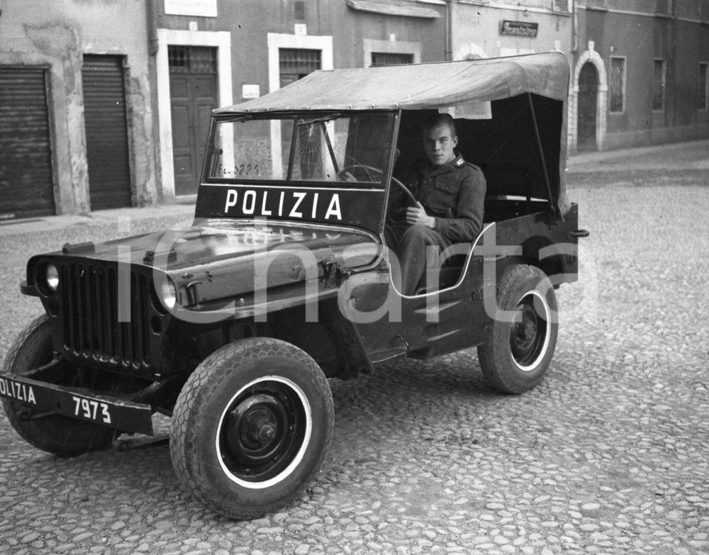 1948 BRESCIA Nuovi automezzi per la Polizia Jeep Willis (1) NEGATIVO ORIGINALE Negativo originale in bianco e nero, su pellicola, in formato cm 6 x 4,5 CONDIZIONI: FAIR ICharta mette in vendita, sul negozio eBay e in esclusiva sul sito "icharta" il proprio archivio composto da numerose diapositive e negativi fotografici d'epoca, tutti originali e autentici, che attraversano la storia del costume italiano tra il 1890 ed il 2000 circa. Un'occasione unica per il mercato del collezionismo, che vede finalmente disponibile un archivio eccezionale per vastità, tematiche e condizioni, in un settore (il negativo fotografico e la diapositiva) di assoluta novità e dalle interessanti prospettive di investimento. CONDIZIONI:FAIR/discreto originale e autentica 1