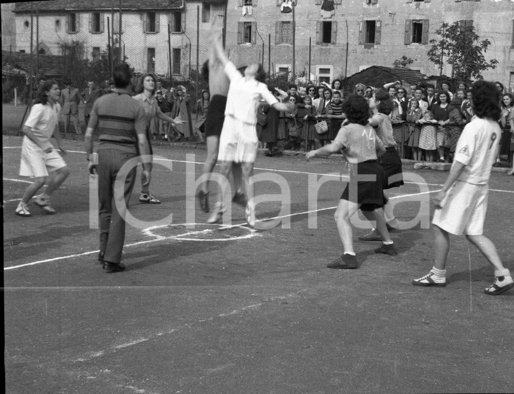 1947 BRESCIA Pallacanestro femminile campo via Carducci (4) NEGATIVO ORIGINALE Negativo originale artistico in bianco e nero, su pellicola, in formato cm 6 x 4,5 CONDIZIONI: FAIR ICharta mette in vendita, sul negozio eBay e in esclusiva sul sito "icharta" il proprio archivio composto da numerose diapositive e negativi fotografici d'epoca, tutti originali e autentici, che attraversano la storia del costume italiano tra il 1890 ed il 2000 circa. Un'occasione unica per il mercato del collezionismo, che vede finalmente disponibile un archivio eccezionale per vastità, tematiche e condizioni, in un settore (il negativo fotografico e la diapositiva) di assoluta novità e dalle interessanti prospettive di investimento. CONDIZIONI:FAIR/discreto originale e autentica 1