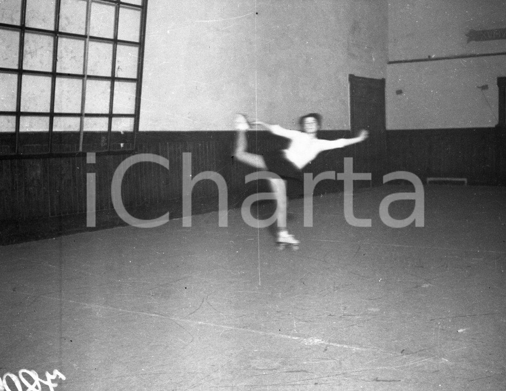 1947 BRESCIA Società Forza e Costanza pattinaggio art. (1) NEGATIVO ORIGINALE Negativo originale artistico in bianco e nero, su pellicola, in formato cm 6 x 4,5 CONDIZIONI: FAIR (sfocatura allo scatto) ICharta mette in vendita, sul negozio eBay e in esclusiva sul sito "icharta" il proprio archivio composto da numerose diapositive e negativi fotografici d'epoca, tutti originali e autentici, che attraversano la storia del costume italiano tra il 1890 ed il 2000 circa. Un'occasione unica per il mercato del collezionismo, che vede finalmente disponibile un archivio eccezionale per vastità, tematiche e condizioni, in un settore (il negativo fotografico e la diapositiva) di assoluta novità e dalle interessanti prospettive di investimento. CONDIZIONI:FAIR/discreto originale e autentica 1