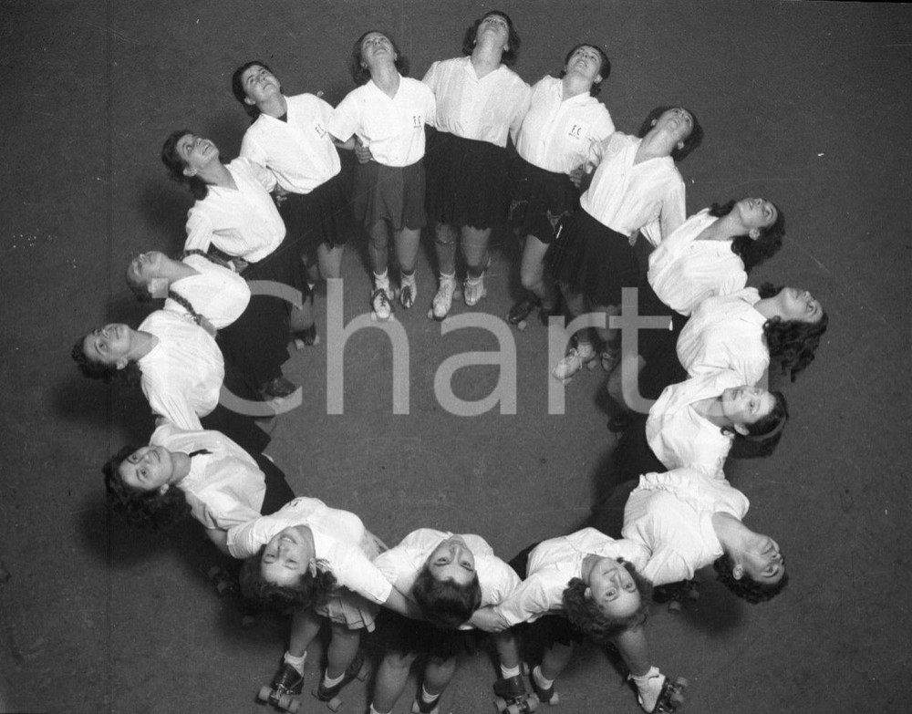 1947 BRESCIA Società Forza e Costanza pattinaggio artistico (3) NEGATIVO ORIGI. Negativo originale artistico in bianco e nero, su pellicola, in formato cm 6 x 4,5 CONDIZIONI: FAIR ICharta mette in vendita, sul negozio eBay e in esclusiva sul sito "icharta" il proprio archivio composto da numerose diapositive e negativi fotografici d'epoca, tutti originali e autentici, che attraversano la storia del costume italiano tra il 1890 ed il 2000 circa. Un'occasione unica per il mercato del collezionismo, che vede finalmente disponibile un archivio eccezionale per vastità, tematiche e condizioni, in un settore (il negativo fotografico e la diapositiva) di assoluta novità e dalle interessanti prospettive di investimento. CONDIZIONI:FAIR/discreto originale e autentica 1