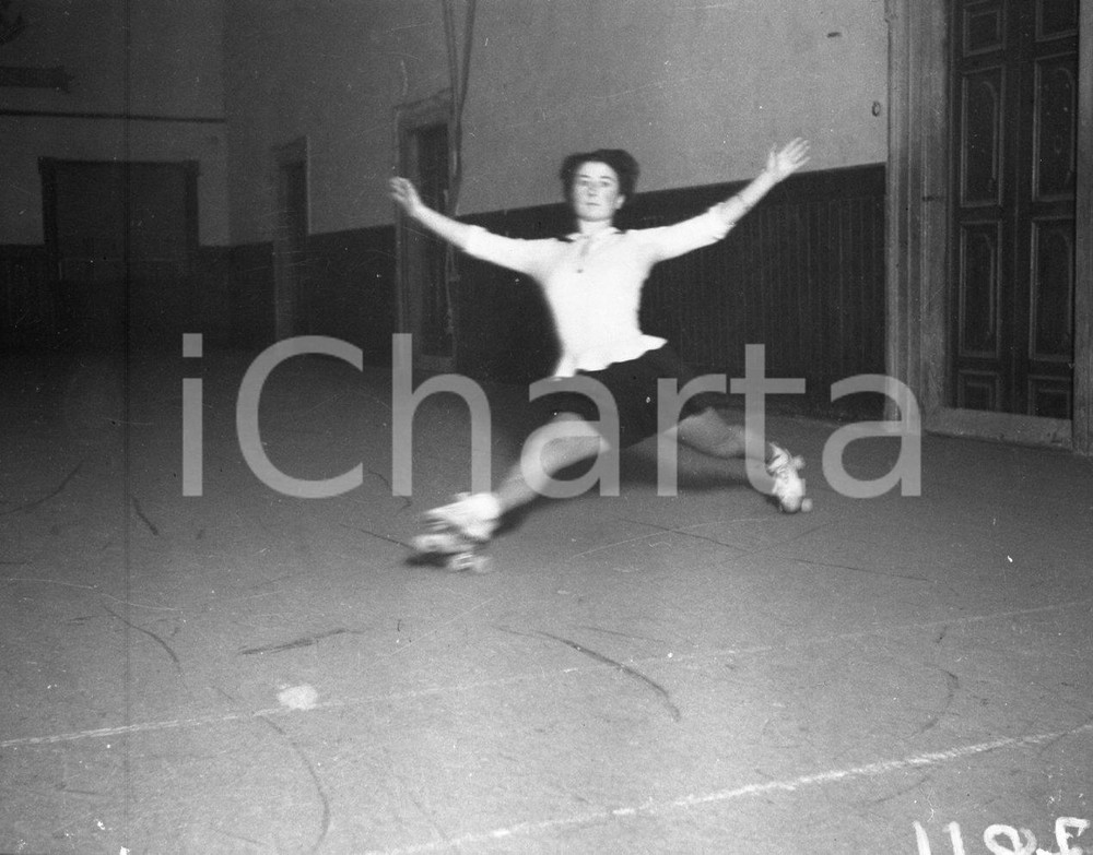 1947 BRESCIA Società Forza e Costanza pattinaggio art. (6) NEGATIVO ORIGINALE Negativo originale artistico in bianco e nero, su pellicola, in formato cm 6 x 4,5 CONDIZIONI: FAIR ICharta mette in vendita, sul negozio eBay e in esclusiva sul sito "icharta" il proprio archivio composto da numerose diapositive e negativi fotografici d'epoca, tutti originali e autentici, che attraversano la storia del costume italiano tra il 1890 ed il 2000 circa. Un'occasione unica per il mercato del collezionismo, che vede finalmente disponibile un archivio eccezionale per vastità, tematiche e condizioni, in un settore (il negativo fotografico e la diapositiva) di assoluta novità e dalle interessanti prospettive di investimento. CONDIZIONI:FAIR/discreto originale e autentica 1