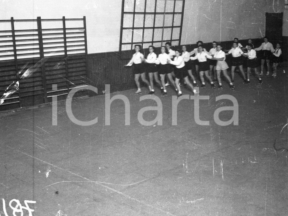 1947 BRESCIA Società Forza e Costanza pattinaggio art. (7) NEGATIVO ORIGINALE  Negativo originale in bianco e nero, su pellicola, in formato cm 6 x 4,5 CONDIZIONI: POOR (graffi sulla pellicola) E' SEVERAMENTE VIETATA LA RIPRODUZIONE.TUTTI I DIRITTI SONO RISERVATI.ICharta mette in vendita, sul negozio eBay e in esclusiva sul sito "icharta" il proprio archivio composto da numerose diapositive e negativi fotografici d'epoca, tutti originali e autentici.Si tratta di uno sguardo inedito sull'attualità, la politica, la vita quotidiana, il gossip e la cultura, che fotografa il cambiamento della nazione (e non solo) tra il 1890 ed il 1990 circa. Un'occasione unica per il mercato del collezionismo, che vede finalmente disponibile un archivio eccezionale per vastità, tematiche e condizioni, in un settore (il negativo fotografico e la diapositiva) di assoluta novità e dalle interessanti prospettive di investimento. CONDIZIONI:POOR/danneggiato originale e autentica 1