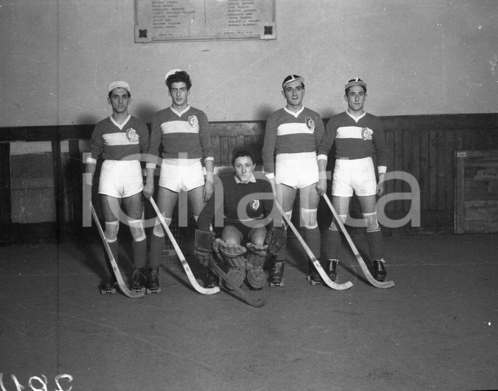 1947 BRESCIA Società Forza e Costanza hockey a rotelle NEGATIVO ORIGINALE  Negativo originale in bianco e nero, su pellicola, in formato cm 6 x 4,5 CONDIZIONI: FAIR E' SEVERAMENTE VIETATA LA RIPRODUZIONE.TUTTI I DIRITTI SONO RISERVATI.ICharta mette in vendita, sul negozio eBay e in esclusiva sul sito "icharta" il proprio archivio composto da numerose diapositive e negativi fotografici d'epoca, tutti originali e autentici.Si tratta di uno sguardo inedito sull'attualità, la politica, la vita quotidiana, il gossip e la cultura, che fotografa il cambiamento della nazione (e non solo) tra il 1890 ed il 1990 circa. Un'occasione unica per il mercato del collezionismo, che vede finalmente disponibile un archivio eccezionale per vastità, tematiche e condizioni, in un settore (il negativo fotografico e la diapositiva) di assoluta novità e dalle interessanti prospettive di investimento. CONDIZIONI:FAIR/discreto originale e autentica 1