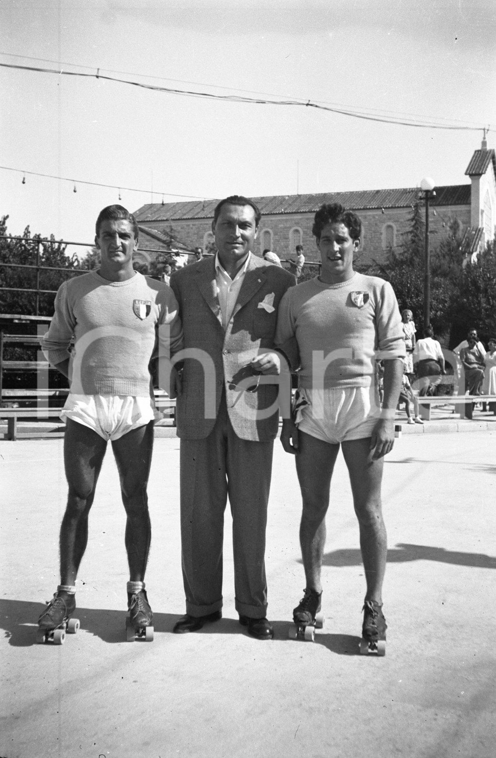 1947 BRESCIA Società Forza e Costanza duo pattinaggio velocità NEGATIVO ORIG.  Negativo originale in bianco e nero, su pellicola, in formato cm 6 x 4,5 CONDIZIONI: FAIR E' SEVERAMENTE VIETATA LA RIPRODUZIONE.TUTTI I DIRITTI SONO RISERVATI.ICharta mette in vendita, sul negozio eBay e in esclusiva sul sito "icharta" il proprio archivio composto da numerose diapositive e negativi fotografici d'epoca, tutti originali e autentici.Si tratta di uno sguardo inedito sull'attualità, la politica, la vita quotidiana, il gossip e la cultura, che fotografa il cambiamento della nazione (e non solo) tra il 1890 ed il 1990 circa. Un'occasione unica per il mercato del collezionismo, che vede finalmente disponibile un archivio eccezionale per vastità, tematiche e condizioni, in un settore (il negativo fotografico e la diapositiva) di assoluta novità e dalle interessanti prospettive di investimento. CONDIZIONI:FAIR/discreto originale e autentica 1