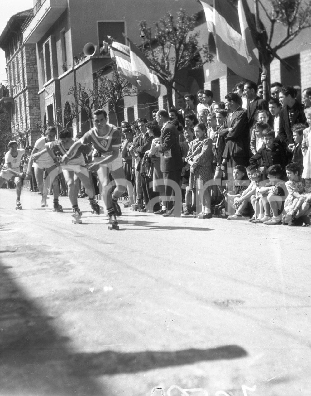 1947 GARDONE VALTROMPIA Gare di pattinaggio corsa a rotelle 1 NEGATIVO ORIGINALE  Negativo originale in bianco e nero, su pellicola, in formato cm 4,5 x 6 CONDIZIONI: FAIR E' SEVERAMENTE VIETATA LA RIPRODUZIONE.TUTTI I DIRITTI SONO RISERVATI.ICharta mette in vendita, sul negozio eBay e in esclusiva sul sito "icharta" il proprio archivio composto da numerose diapositive e negativi fotografici d'epoca, tutti originali e autentici.Si tratta di uno sguardo inedito sull'attualità, la politica, la vita quotidiana, il gossip e la cultura, che fotografa il cambiamento della nazione (e non solo) tra il 1890 ed il 1990 circa. Un'occasione unica per il mercato del collezionismo, che vede finalmente disponibile un archivio eccezionale per vastità, tematiche e condizioni, in un settore (il negativo fotografico e la diapositiva) di assoluta novità e dalle interessanti prospettive di investimento.  originale e autentica 1