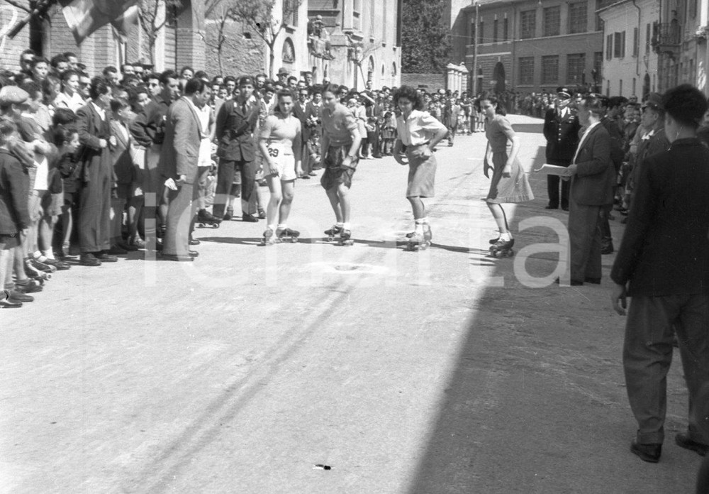 1947 GARDONE VALTROMPIA Gare di pattinaggio corsa a rotelle 9 NEGATIVO ORIGINALE Negativo originale in bianco e nero, su pellicola, in formato cm 4,5 x 6 CONDIZIONI: FAIR E' SEVERAMENTE VIETATA LA RIPRODUZIONE.TUTTI I DIRITTI SONO RISERVATI.ICharta mette in vendita, sul negozio eBay e in esclusiva sul sito "icharta" il proprio archivio composto da numerose diapositive e negativi fotografici d'epoca, tutti originali e autentici.Si tratta di uno sguardo inedito sull'attualità, la politica, la vita quotidiana, il gossip e la cultura, che fotografa il cambiamento della nazione (e non solo) tra il 1890 ed il 1990 circa. Un'occasione unica per il mercato del collezionismo, che vede finalmente disponibile un archivio eccezionale per vastità, tematiche e condizioni, in un settore (il negativo fotografico e la diapositiva) di assoluta novità e dalle interessanti prospettive di investimento.  originale e autentica 1