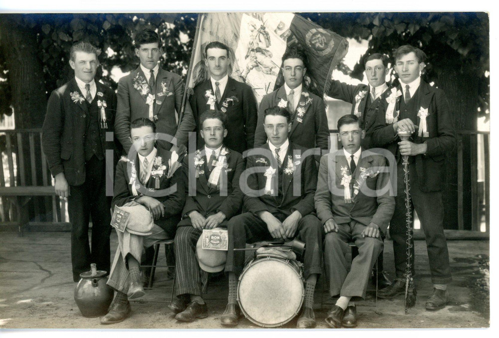 1940 ca TOURNON-SUR-RHONE Studenti in divisa durante premiazione - Foto (3) Fotografia d'epoca in formato cartolina postale, non viaggiata.FOTOGRAFO: J. Tafalla - Tournon  CONDIZIONI: G FORMATO: 14x9 cm    originale e autentica 1