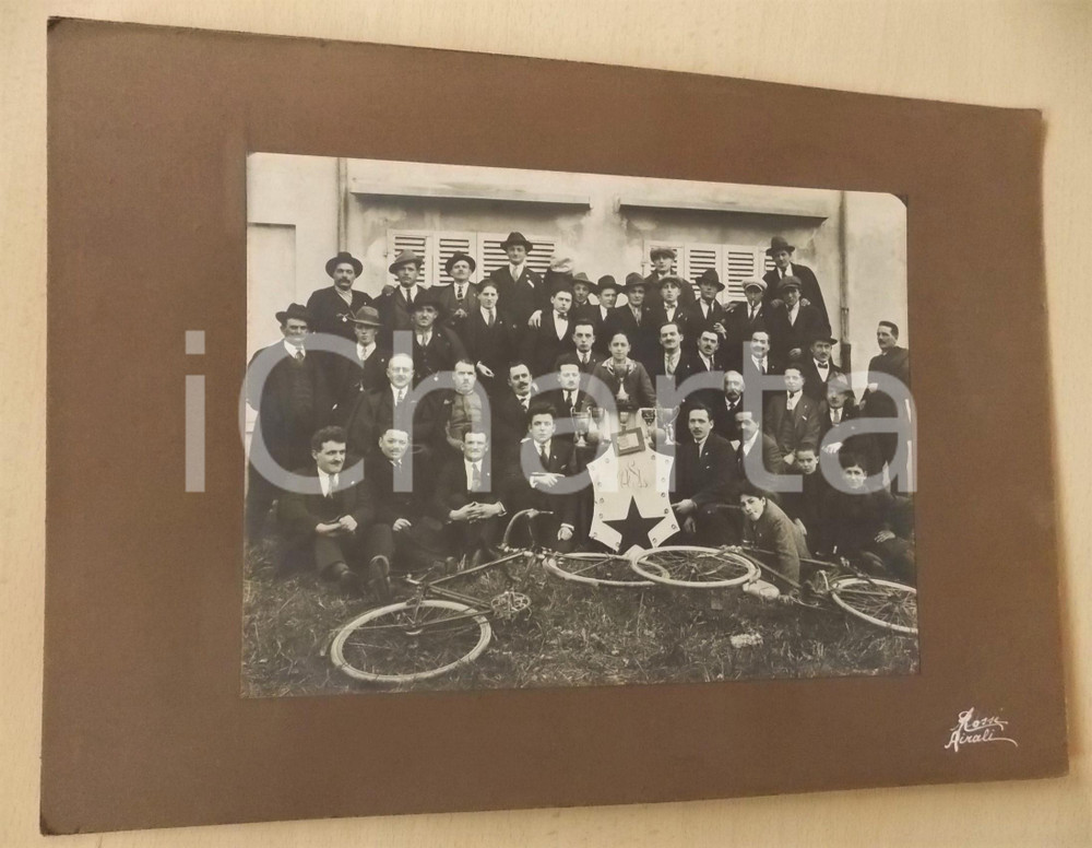 1925 ca AIRALI / LUSERNA SAN GIOVANNI Gruppo polisportiva con trofei *Foto (1)  Rara e pregevole fotografia d'epoca, su cartoncino rigido. CONDIZIONI: GFORMATO: 34x23 cmFOTOGRAFO: Rossi - Airali / Luserna San Giovanni     originale e autentica 1