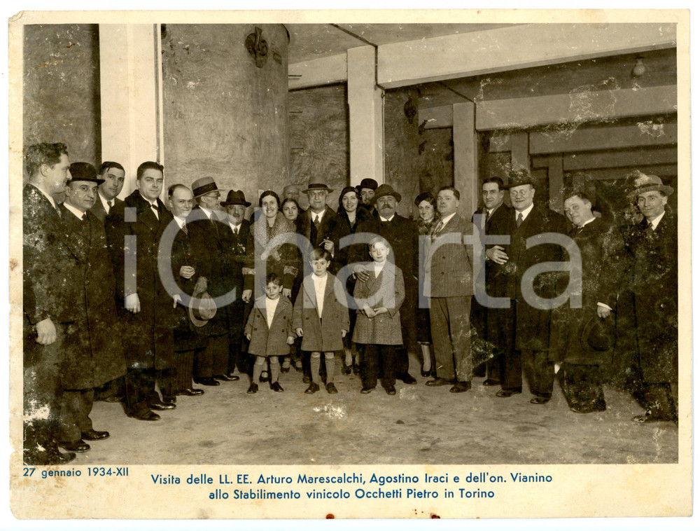 1934 TORINO Ditta vinicola PIETRO OCCHETTI - Arturo MARESCALCHI Agostino IRACI 3 Fotografia d'epoca, che ritrae Arturo Marescalchi, Agostino Iraci e Giovanni Vianino.CONDIZIONI: POOR (piccoli strappi al margine sinistro; macchie ai margini della fotografia)FORMATO: 23x18 cm      originale e autentica 1