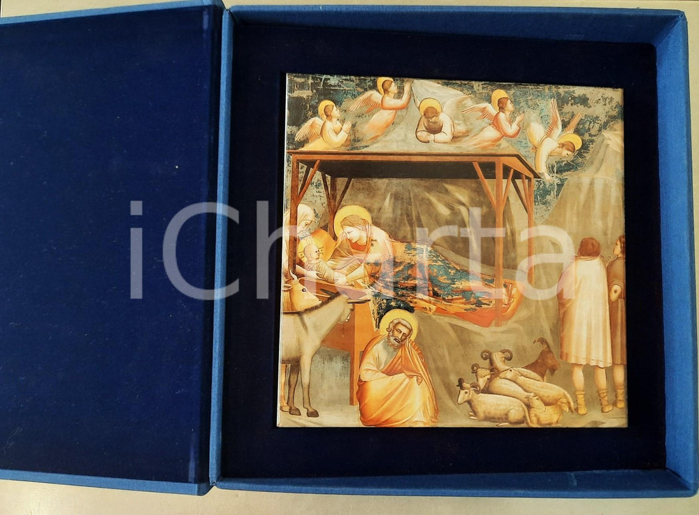 2000 ca PADOVA Formella GIOTTO Cappella degli Scrovegni - Ed. limitata 53/200 Formella in ceramica, realizzata in tiratura limitata (esemplare 053/200) dai detenuti della Casa di Reclusione di Padova e Cooperativa Sociale Giotto.Certificato di garanzia e numerazione al verso.Teca cartonata con velluto interno.  GOOD/buono minime tracce d'uso in copertina FORMATO: 25x25 cm originale e autentica 1