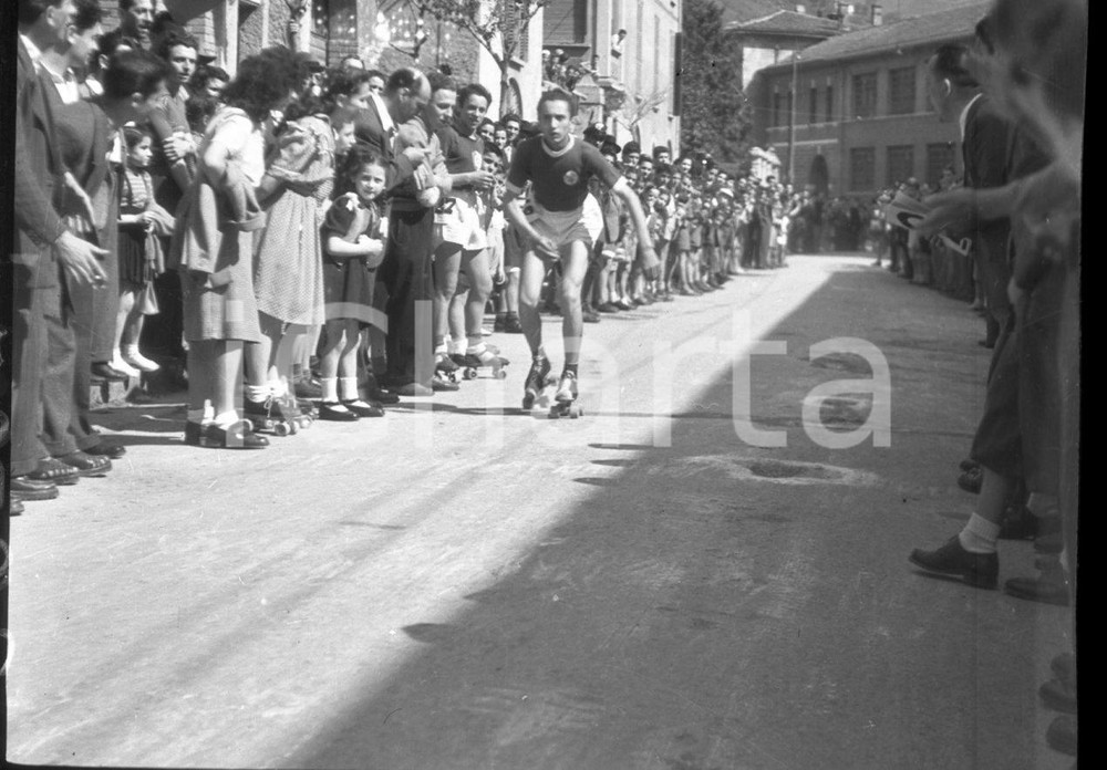1947 GARDONE VALTROMPIA Gare pattinaggio corsa a rotelle (10) NEGATIVO ORIGINALE Negativo originale in bianco e nero, su pellicola, in formato cm 4,5 x 6 CONDIZIONI: FAIR E' SEVERAMENTE VIETATA LA RIPRODUZIONE.TUTTI I DIRITTI SONO RISERVATI.ICharta mette in vendita, sul negozio eBay e in esclusiva sul sito "icharta" il proprio archivio composto da numerose diapositive e negativi fotografici d'epoca, tutti originali e autentici.Si tratta di uno sguardo inedito sull'attualità, la politica, la vita quotidiana, il gossip e la cultura, che fotografa il cambiamento della nazione (e non solo) tra il 1890 ed il 1990 circa. Un'occasione unica per il mercato del collezionismo, che vede finalmente disponibile un archivio eccezionale per vastità, tematiche e condizioni, in un settore (il negativo fotografico e la diapositiva) di assoluta novità e dalle interessanti prospettive di investimento. CONDIZIONI:FAIR/discreto originale e autentica 1