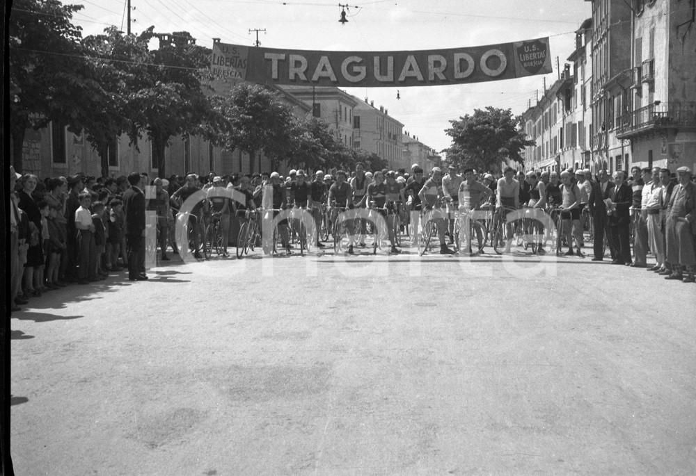 1947 BRESCIA U.S. LIBERTAS gara ciclistica NEGATIVO ORIGINALE Negativo originale in bianco e nero, su pellicola, in formato cm 9 x 6 CONDIZIONI: FAIR E' SEVERAMENTE VIETATA LA RIPRODUZIONE.TUTTI I DIRITTI SONO RISERVATI.ICharta mette in vendita, sul negozio eBay e in esclusiva sul sito "icharta" il proprio archivio composto da numerose diapositive e negativi fotografici d'epoca, tutti originali e autentici.Si tratta di uno sguardo inedito sull'attualità, la politica, la vita quotidiana, il gossip e la cultura, che fotografa il cambiamento della nazione (e non solo) tra il 1890 ed il 1990 circa. Un'occasione unica per il mercato del collezionismo, che vede finalmente disponibile un archivio eccezionale per vastità, tematiche e condizioni, in un settore (il negativo fotografico e la diapositiva) di assoluta novità e dalle interessanti prospettive di investimento. CONDIZIONI:FAIR/discreto originale e autentica 1