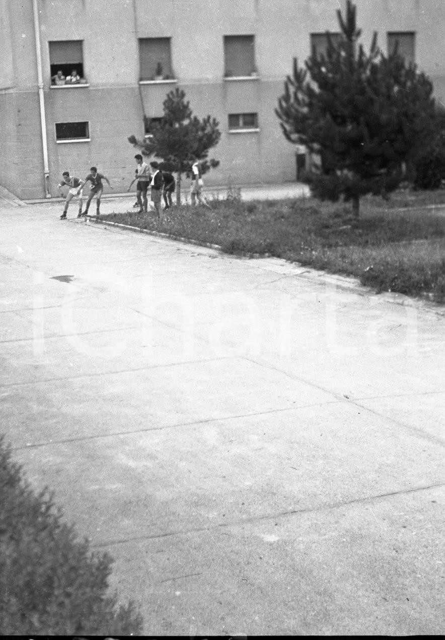 1947 MANERBIO (BS) Gara pattinaggio velocità a rotelle (2) NEGATIVO ORIGINALE Negativo originale in bianco e nero, su pellicola, in formato cm 4,5 x 6 CONDIZIONI: FAIR E' SEVERAMENTE VIETATA LA RIPRODUZIONE.TUTTI I DIRITTI SONO RISERVATI.ICharta mette in vendita, sul negozio eBay e in esclusiva sul sito "icharta" il proprio archivio composto da numerose diapositive e negativi fotografici d'epoca, tutti originali e autentici.Si tratta di uno sguardo inedito sull'attualità, la politica, la vita quotidiana, il gossip e la cultura, che fotografa il cambiamento della nazione (e non solo) tra il 1890 ed il 1990 circa. Un'occasione unica per il mercato del collezionismo, che vede finalmente disponibile un archivio eccezionale per vastità, tematiche e condizioni, in un settore (il negativo fotografico e la diapositiva) di assoluta novità e dalle interessanti prospettive di investimento.  originale e autentica 1