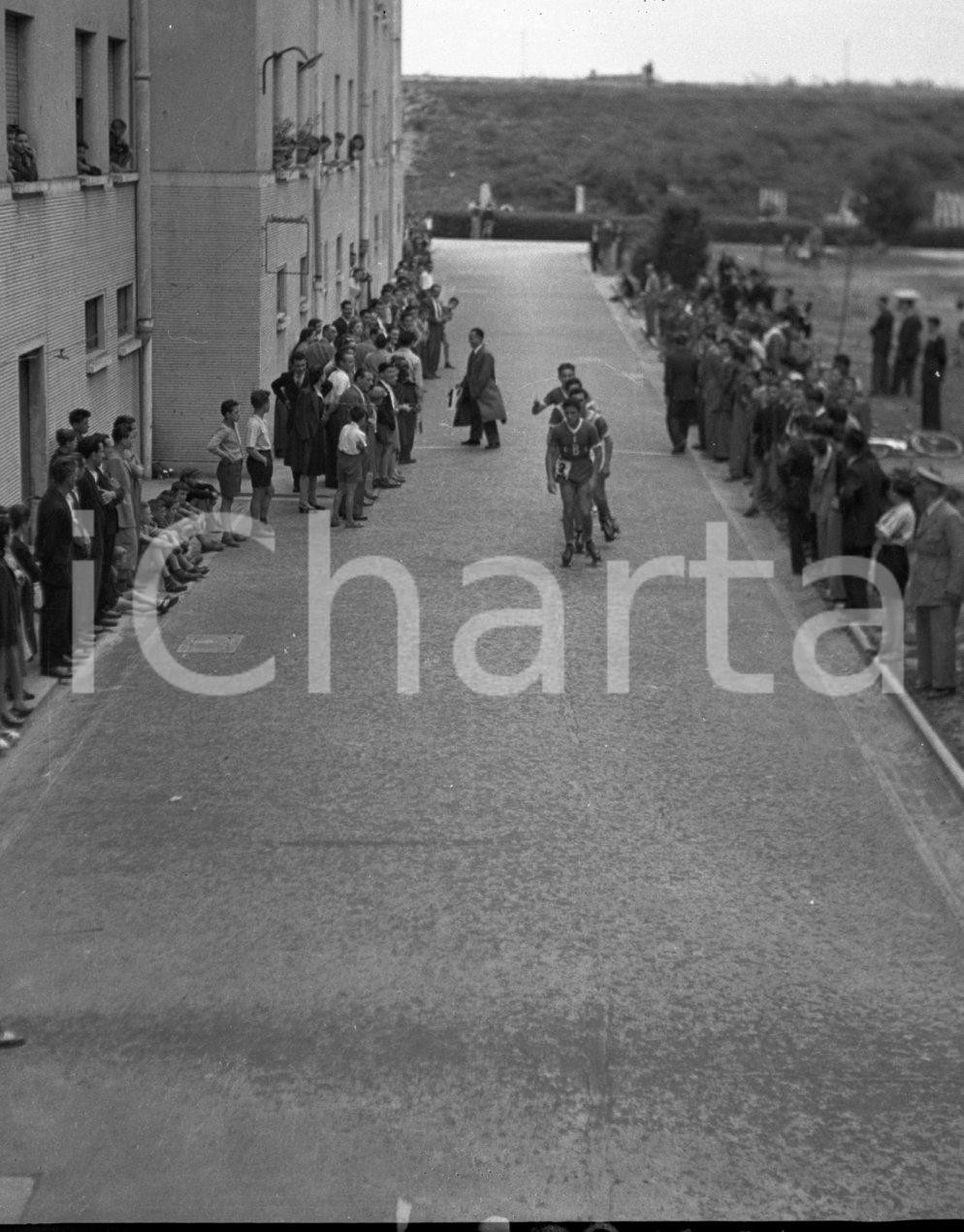 1947 MANERBIO (BS) Gara pattinaggio velocità a rotelle (3) NEGATIVO ORIGINALE Negativo originale in bianco e nero, su pellicola, in formato cm 4,5 x 6 CONDIZIONI: FAIR E' SEVERAMENTE VIETATA LA RIPRODUZIONE.TUTTI I DIRITTI SONO RISERVATI.ICharta mette in vendita, sul negozio eBay e in esclusiva sul sito "icharta" il proprio archivio composto da numerose diapositive e negativi fotografici d'epoca, tutti originali e autentici.Si tratta di uno sguardo inedito sull'attualità, la politica, la vita quotidiana, il gossip e la cultura, che fotografa il cambiamento della nazione (e non solo) tra il 1890 ed il 1990 circa. Un'occasione unica per il mercato del collezionismo, che vede finalmente disponibile un archivio eccezionale per vastità, tematiche e condizioni, in un settore (il negativo fotografico e la diapositiva) di assoluta novità e dalle interessanti prospettive di investimento. CONDIZIONI:FAIR/discreto originale e autentica 1