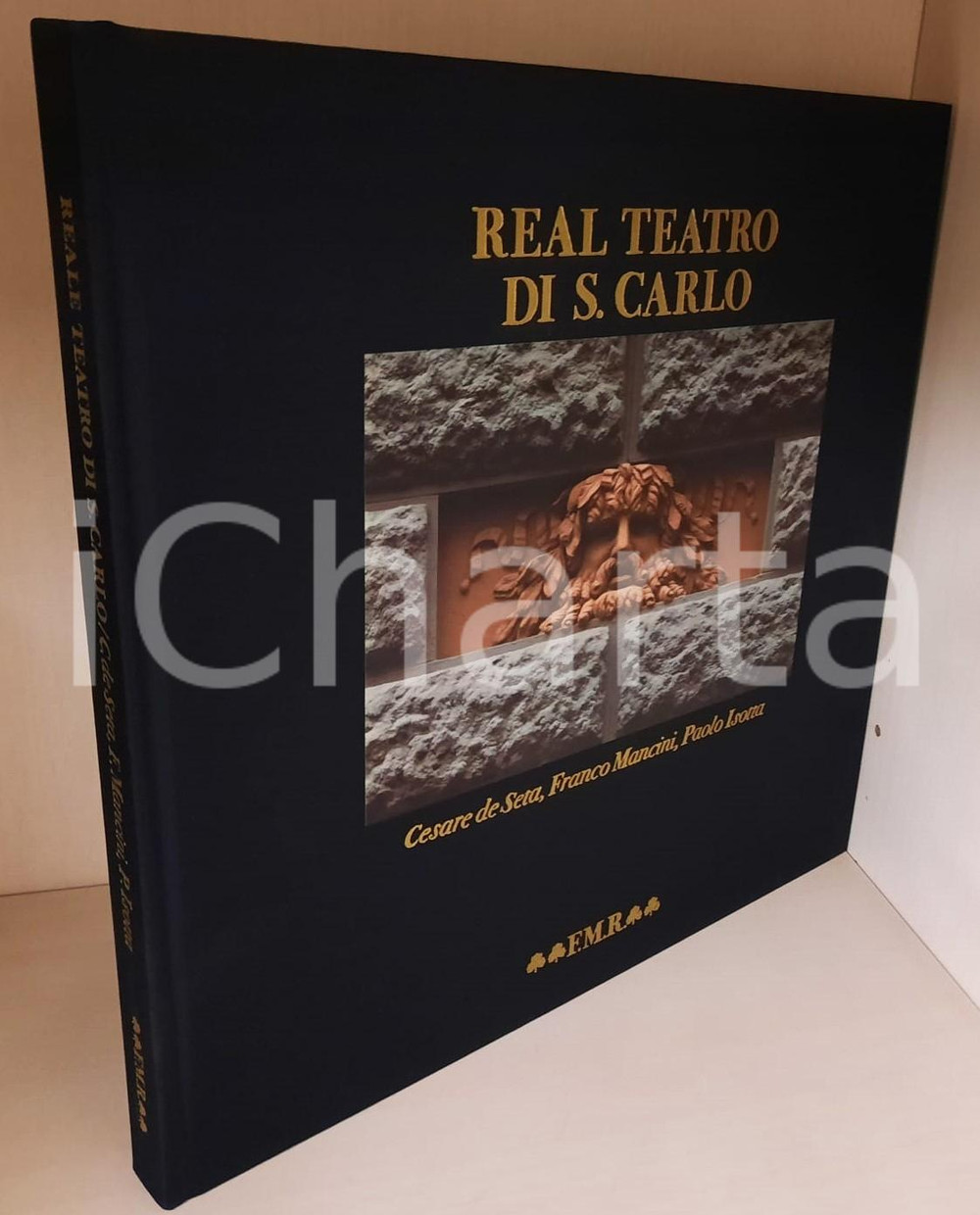 1987 NAPOLI Real Teatro di S. Carlo - FMR Franco Maria Ricci Editore *Quadreria Legatura editoriale in seta nera con illustrazione applicata. Cofanetto rigido.Tiratura limitata in 5000 esemplari numerati; il presente è il n° 3175.COLLANA: QuadreriaEDITORE: Franco Maria Ricci EditorePAGINE: 200 GOOD/buono minime tracce d'uso Formato: 30x30 cm (volume); 32x32 cm (cofanetto) originale e autentica 1