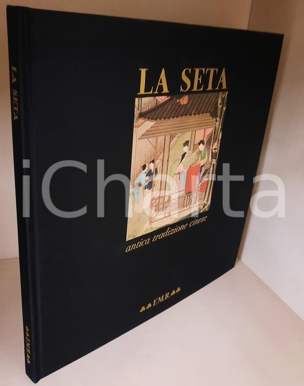 1980 La seta, antica tradizione cinese - FMR Franco Maria Ricci Editore Legatura editoriale in seta nera con illustrazione applicata. Cofanetto rigido.Tiratura limitata in 3000 esemplari numerati; i primi 1500 facevano parte di una tiratura riservata alla ditta Ratti di Como. Il presente è il n° 282, con tagliando di controllo originale.COLLANA: QuadreriaEDITORE: Franco Maria Ricci EditorePAGINE: 108 GOOD/buono minime tracce d'uso Formato: 30x30 cm (volume); 32x32 cm (cofanetto) originale e autentica 1