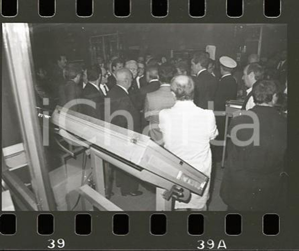 1986 GENOVA Francesco COSSIGA visita sede SECOLO XIX (9) NEGATIVO ORIGINALE Negativo originale in bianco e nero (su pellicola), in formato 35mm CONDIZIONI: FAIR E' SEVERAMENTE VIETATA LA RIPRODUZIONE.TUTTI I DIRITTI SONO RISERVATI.ICharta mette in vendita, sul negozio eBay e in esclusiva sul sito "icharta" il proprio archivio composto da numerose diapositive e negativi fotografici d'epoca, tutti originali e autentici.Si tratta di uno sguardo inedito sull'attualità, la politica, la vita quotidiana, il gossip e la cultura, che fotografa il cambiamento della nazione (e non solo) tra il 1890 ed il 1990 circa. Un'occasione unica per il mercato del collezionismo, che vede finalmente disponibile un archivio eccezionale per vastità, tematiche e condizioni, in un settore (il negativo fotografico e la diapositiva) di assoluta novità e dalle interessanti prospettive di investimento. FAIR/discreto   originale e autentica 1