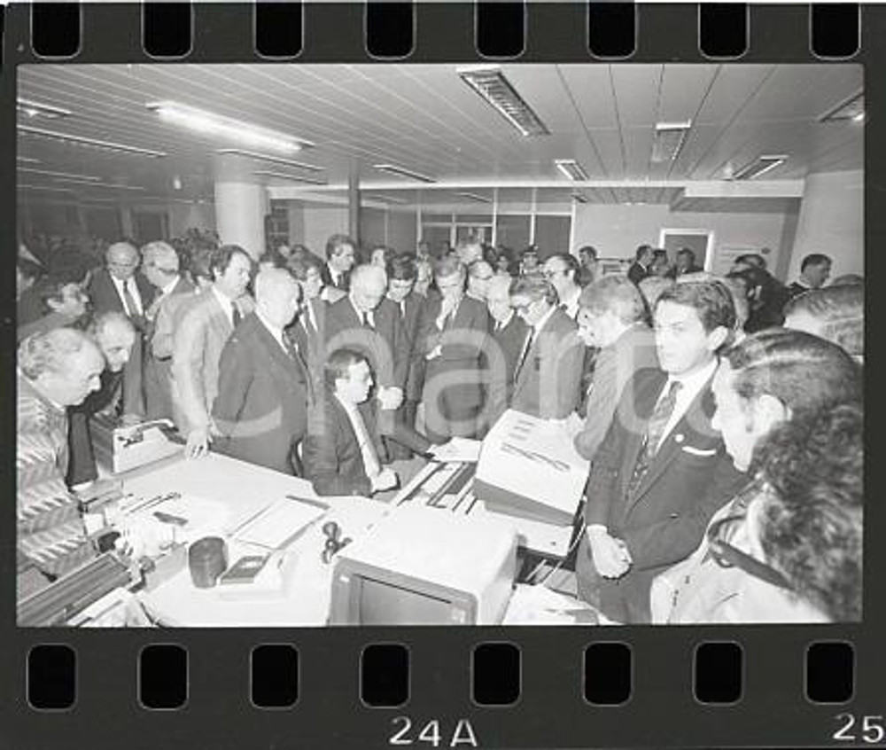 35mm NEGATIVO ORIGINALE * 1986 GENOVA Francesco COSSIGA in visita ufficiale (29) Nell'immagine il Presidente della Repubblica visita la sede del quotidiano Il Secolo XIX.Negativo originale in bianco e nero (su pellicola), in formato 35mm CONDIZIONI: FAIR E' SEVERAMENTE VIETATA LA RIPRODUZIONE.TUTTI I DIRITTI SONO RISERVATI.ICharta mette in vendita, sul negozio eBay e in esclusiva sul sito "icharta" il proprio archivio composto da numerose diapositive e negativi fotografici d'epoca, tutti originali e autentici.Si tratta di uno sguardo inedito sull'attualità, la politica, la vita quotidiana, il gossip e la cultura, che fotografa il cambiamento della nazione (e non solo) tra il 1890 ed il 1990 circa. Un'occasione unica per il mercato del collezionismo, che vede finalmente disponibile un archivio eccezionale per vastità, tematiche e condizioni, in un settore (il negativo fotografico e la diapositiva) di assoluta novità e dalle interessanti prospettive di investimento. FAIR/discreto   originale e autentica 1