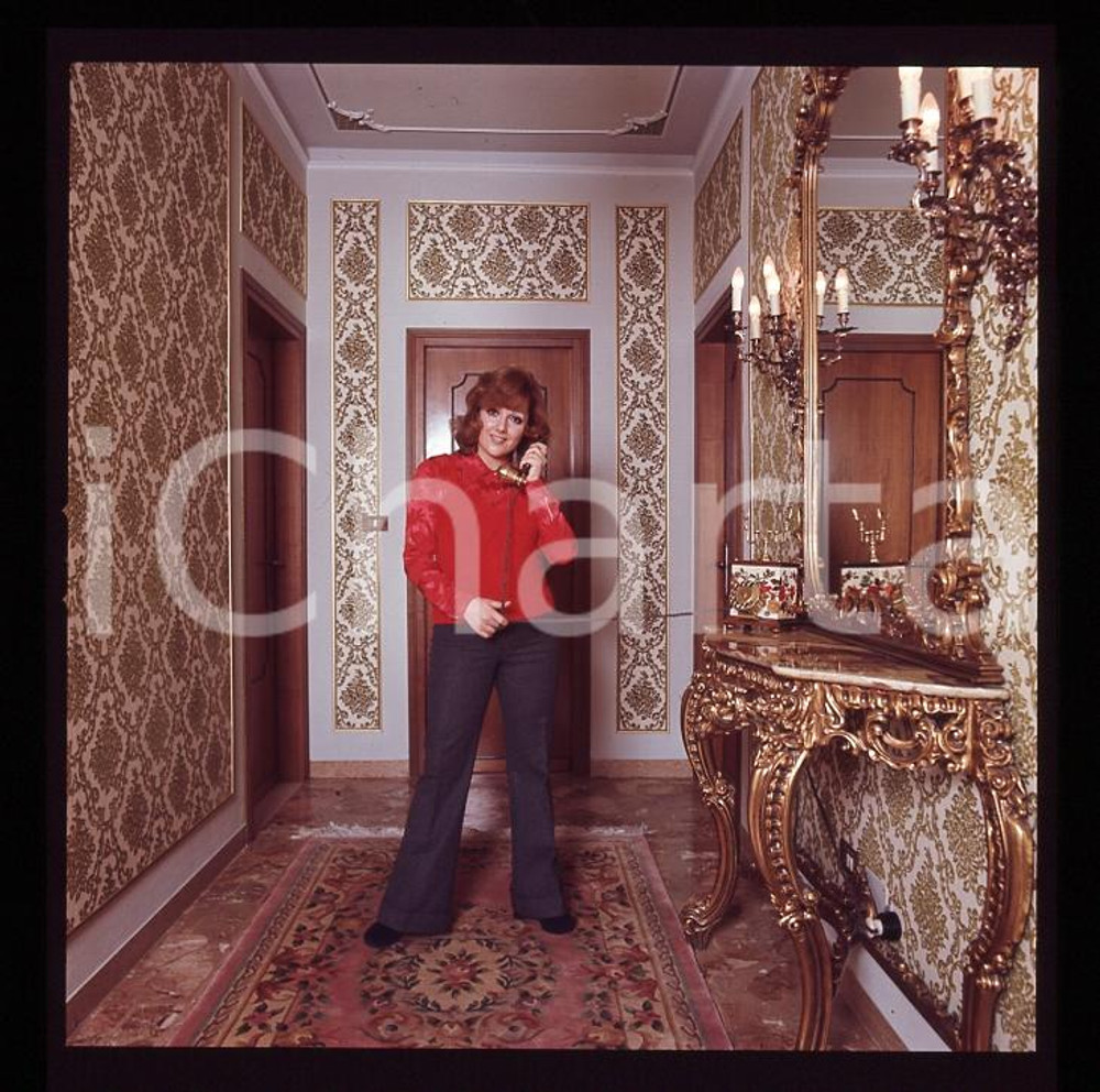 1970ca MONTECCHIO (RE) Orietta BERTI al telefono NEGATIVO ORIGINALE  Negativo originale (su pellicola), in formato cm 6 x 6 CONDIZIONI: FAIR E' SEVERAMENTE VIETATA LA RIPRODUZIONE.TUTTI I DIRITTI SONO RISERVATI.ICharta mette in vendita, sul negozio eBay e in esclusiva sul sito "icharta" il proprio archivio composto da numerose diapositive e negativi fotografici d'epoca, tutti originali e autentici.Si tratta di uno sguardo inedito sull'attualità, la politica, la vita quotidiana, il gossip e la cultura, che fotografa il cambiamento della nazione (e non solo) tra il 1890 ed il 1990 circa. Un'occasione unica per il mercato del collezionismo, che vede finalmente disponibile un archivio eccezionale per vastità, tematiche e condizioni, in un settore (il negativo fotografico e la diapositiva) di assoluta novità e dalle interessanti prospettive di investimento. FAIR/discreto   originale e autentica 1