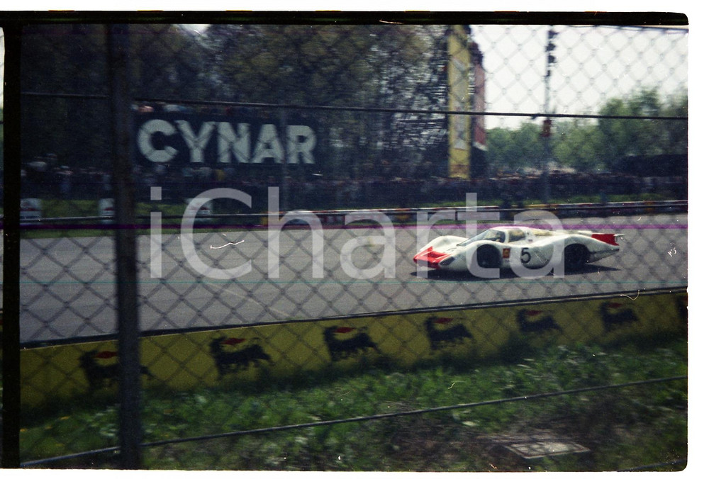 35mm NEGATIVO ORIGINALE * 1969 MONZA 1000 km  PORSCHE 908 LH rettilineo dei box Negativo originale a colori (su pellicola), in formato 35mm CONDIZIONI: FAIR (lievi difettii) E' SEVERAMENTE VIETATA LA RIPRODUZIONE.TUTTI I DIRITTI SONO RISERVATI.ICharta mette in vendita, sul negozio eBay e in esclusiva sul sito "icharta" il proprio archivio composto da numerose diapositive e negativi fotografici d'epoca, tutti originali e autentici.Si tratta di uno sguardo inedito sull'attualità, la politica, la vita quotidiana, il gossip e la cultura, che fotografa il cambiamento della nazione (e non solo) tra il 1890 ed il 1990 circa. Un'occasione unica per il mercato del collezionismo, che vede finalmente disponibile un archivio eccezionale per vastità, tematiche e condizioni, in un settore (il negativo fotografico e la diapositiva) di assoluta novità e dalle interessanti prospettive di investimento. FAIR/discreto   originale e autentica 1
