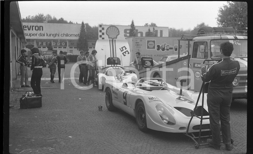 1972 MONZA 1000 km PORSCHE 908-2 e PORSCHE 907 NEGATIVO ORIGINALE La Porsche 908-2 condotta in gara da WALTER BRUN e la 907 da Peter MATTLLI e Hervé BAYARD .Negativo originale in bianco e nero  E' SEVERAMENTE VIETATA LA RIPRODUZIONE.TUTTI I DIRITTI SONO RISERVATI.ICharta mette in vendita, sul negozio eBay e in esclusiva sul sito "icharta" il proprio archivio composto da numerose diapositive e negativi fotografici d'epoca, tutti originali e autentici.Si tratta di uno sguardo inedito sull'attualità, la politica, la vita quotidiana, il gossip e la cultura, che fotografa il cambiamento della nazione (e non solo) tra il 1890 ed il 1990 circa. Un'occasione unica per il mercato del collezionismo, che vede finalmente disponibile un archivio eccezionale per vastità, tematiche e condizioni, in un settore (il negativo fotografico e la diapositiva) di assoluta novità e dalle interessanti prospettive di investimento. FAIR/discreto  Formato: cm 6 x 9  originale e autentica 1