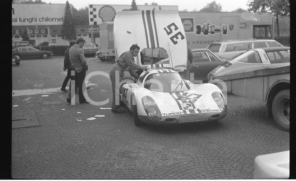 1972 MONZA 1000 km PORSCHE 907 nel retrobox NEGATIVO ORIGINALE La Porsche 907 condotta in gara da Peter MATTLLI e Hervé BAYARD .Negativo originale in bianco e nero, in formato cm 6 x 9  CONDIZIONI: FAIR  E' SEVERAMENTE VIETATA LA RIPRODUZIONE.TUTTI I DIRITTI SONO RISERVATI.ICharta mette in vendita, sul negozio eBay e in esclusiva sul sito "icharta" il proprio archivio composto da numerose diapositive e negativi fotografici d'epoca, tutti originali e autentici.Si tratta di uno sguardo inedito sull'attualità, la politica, la vita quotidiana, il gossip e la cultura, che fotografa il cambiamento della nazione (e non solo) tra il 1890 ed il 1990 circa. Un'occasione unica per il mercato del collezionismo, che vede finalmente disponibile un archivio eccezionale per vastità, tematiche e condizioni, in un settore (il negativo fotografico e la diapositiva) di assoluta novità e dalle interessanti prospettive di investimento. FAIR/discreto   originale e autentica 1