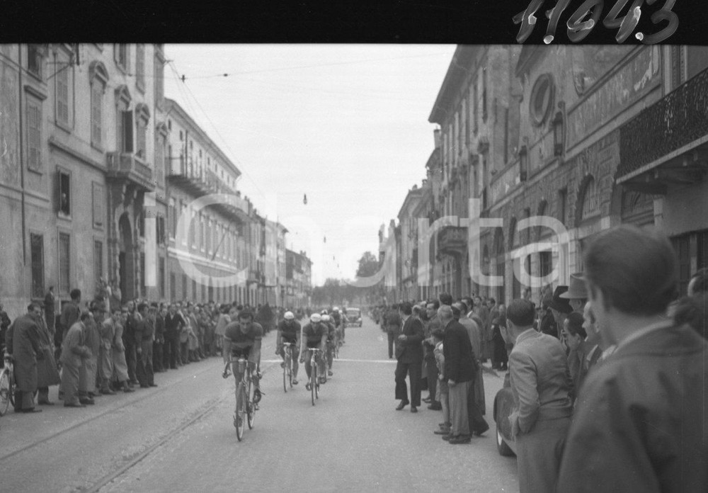 1949 BRESCIA-MANTOVA-BRESCIA Corsa ciclistica (1) NEGATIVO ORIGINALE Negativo originale in bianco e nero, su pellicola, in formato cm 6 x 4,5 CONDIZIONI: FAIR E' SEVERAMENTE VIETATA LA RIPRODUZIONE.TUTTI I DIRITTI SONO RISERVATI.ICharta mette in vendita, sul negozio eBay e in esclusiva sul sito "icharta" il proprio archivio composto da numerose diapositive e negativi fotografici d'epoca, tutti originali e autentici.Si tratta di uno sguardo inedito sull'attualità, la politica, la vita quotidiana, il gossip e la cultura, che fotografa il cambiamento della nazione (e non solo) tra il 1890 ed il 1990 circa. Un'occasione unica per il mercato del collezionismo, che vede finalmente disponibile un archivio eccezionale per vastità, tematiche e condizioni, in un settore (il negativo fotografico e la diapositiva) di assoluta novità e dalle interessanti prospettive di investimento. CONDIZIONI:FAIR/discreto originale e autentica 1
