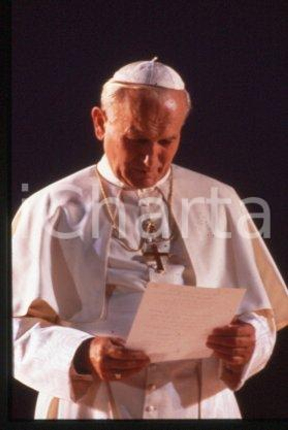 35mm vintage slide* 1986 LYON - FRANCE Papa Giovanni Paolo II (3)  Diapositiva d'epoca, in formato 35 mm.CONDIZIONI: GOODE' severamente vietata la riproduzione. Tutti i diritti sono riservati.Nella diapositiva ICharta mette in vendita, sul negozio eBay e in esclusiva sul sito "icharta" il proprio archivio composto da numerose diapositive e negativi fotografici d'epoca, tutti originali e autentici, che attraversano la storia del costume italiano tra gli la fine degli anni Sessanta e Novanta.Si tratta di uno sguardo inedito sull'attualit&agrave;, la politica, la vita quotidiana, il gossip e la cultura, che fotografa il cambiamento della nazione in quest'ultimo scorcio del XX secolo. Un'occasione unica per il mercato del collezionismo, che vede finalmente disponibile un archivio eccezionale per vastit&agrave;, tematiche e condizioni, in un settore (il negativo fotografico e la diapositiva) di assoluta novit&agrave; e dalle interessanti prospettive di investimento.  FAIR/discreto   originale e autentica 1