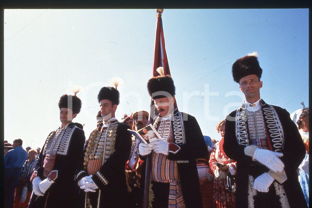 35mm vintage slide* 1994 Zagreb  Hippodrome, Pope Giovanni Paolo II, the mass  Diapositiva d'epoca, in formato 35 mm.CONDIZIONI: GOODE' severamente vietata la riproduzione. Tutti i diritti sono riservati.Nella diapositiva ICharta mette in vendita, sul negozio eBay e in esclusiva sul sito "icharta" il proprio archivio composto da numerose diapositive e negativi fotografici d'epoca, tutti originali e autentici, che attraversano la storia del costume italiano tra gli la fine degli anni Sessanta e Novanta.Si tratta di uno sguardo inedito sull'attualit&agrave;, la politica, la vita quotidiana, il gossip e la cultura, che fotografa il cambiamento della nazione in quest'ultimo scorcio del XX secolo. Un'occasione unica per il mercato del collezionismo, che vede finalmente disponibile un archivio eccezionale per vastit&agrave;, tematiche e condizioni, in un settore (il negativo fotografico e la diapositiva) di assoluta novit&agrave; e dalle interessanti prospettive di investimento.  FAIR/discreto   originale e autentica 1