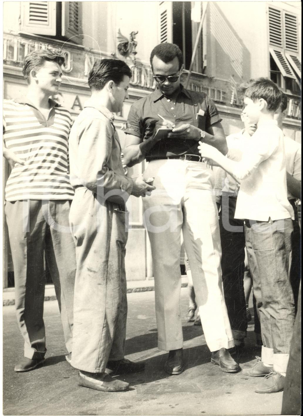 1958 GENOVA NERVI Harry BELAFONTE in vacanza firma autografi *Foto 13x18 cm  Fotografia di agenzia. CONDIZIONI: G (lievi difetti di stampa)FORMATO: 13x18 cm    originale e autentica 1