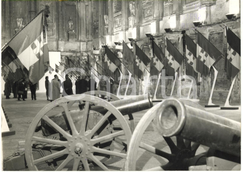 1959 MILANO PALAZZO REALE Vernissage della mostra IL CINQUANTANOVE *Foto 18x13  Fotografia d'epoca con didascalia coeva al verso.    CONDIZIONI: FAIR (minime piegature; tracce di inchiostro blu) FORMATO: 18x13 cm     originale e autentica 1