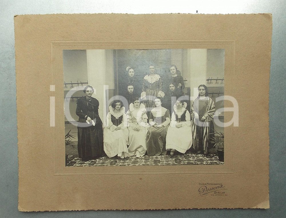 1910 ca BIELLA Istituto Femminile - Giovani in costume per recita ^Foto DOSSENA Rara fotografia d'epoca su cartoncino rigido. CONDIZIONI: G (ma lieve piegatura al cartoncino)FORMATO: 34x26 cmFOTOGRAFO: Dossena - Biella    originale e autentica 1