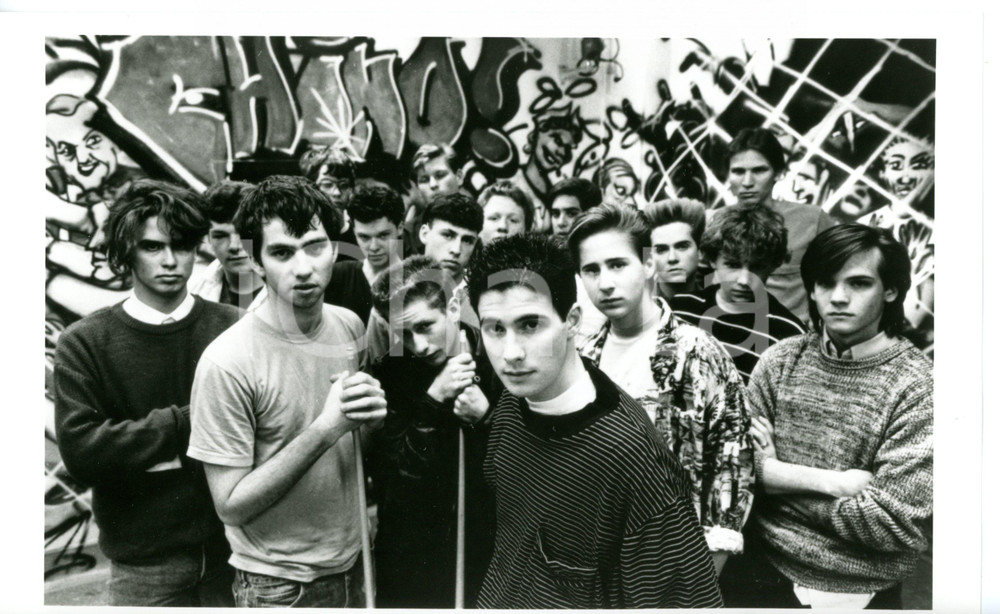 1989 CINEMA "Lost Angels" Adam HOROVITZ con ragazzi Valley Acres Clinic *Foto 2 Fotografia di agenzia. CONDIZIONI: GFORMATO: 24x15 cm    originale e autentica 1