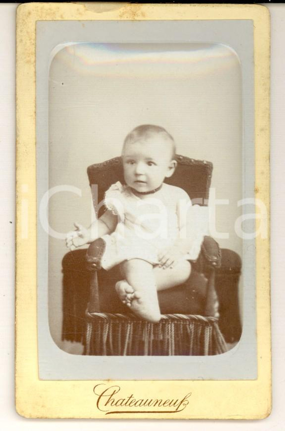 Fotografia d epoca originale 1890 ca Bambino su poltroncina di velluto Fotografia CHATEAUNEUF CDV 1