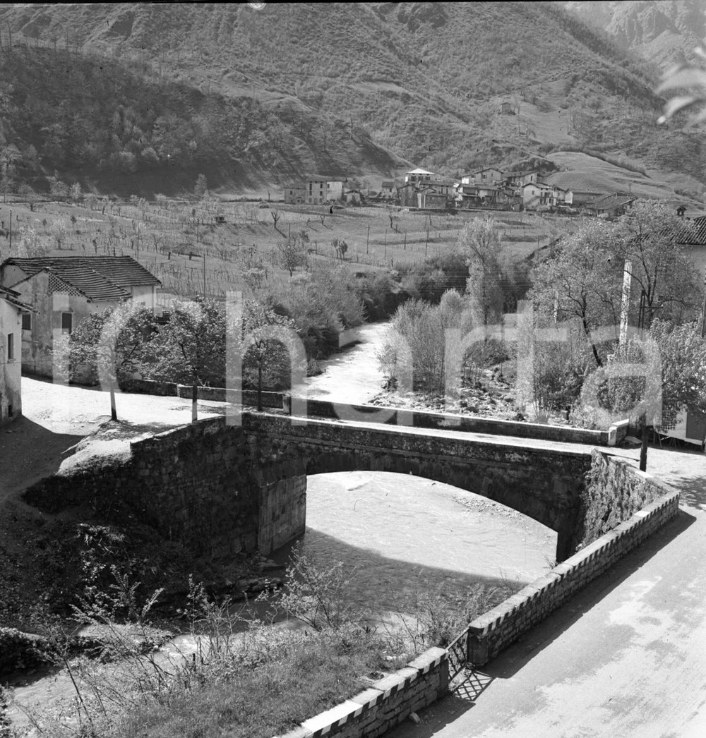 1966 MARCHENO (BS) Ponte sul fiume Mella NEGATIVO ORIGINALE Negativo originale in bianco e nero su pellicola.  E' SEVERAMENTE VIETATA LA RIPRODUZIONE.TUTTI I DIRITTI SONO RISERVATI.ICharta mette in vendita, sul negozio eBay e in esclusiva sul sito "icharta" il proprio archivio composto da numerose diapositive e negativi fotografici d'epoca, tutti originali e autentici.Si tratta di uno sguardo inedito sull'attualità, la politica, la vita quotidiana, il gossip e la cultura, che fotografa il cambiamento della nazione (e non solo) tra il 1890 ed il 1990 circa. Un'occasione unica per il mercato del collezionismo, che vede finalmente disponibile un archivio eccezionale per vastità, tematiche e condizioni, in un settore (il negativo fotografico e la diapositiva) di assoluta novità e dalle interessanti prospettive di investimento. CONDIZIONI:FAIR/discretoFORMATO: cm 6 x 6 originale e autentica 1