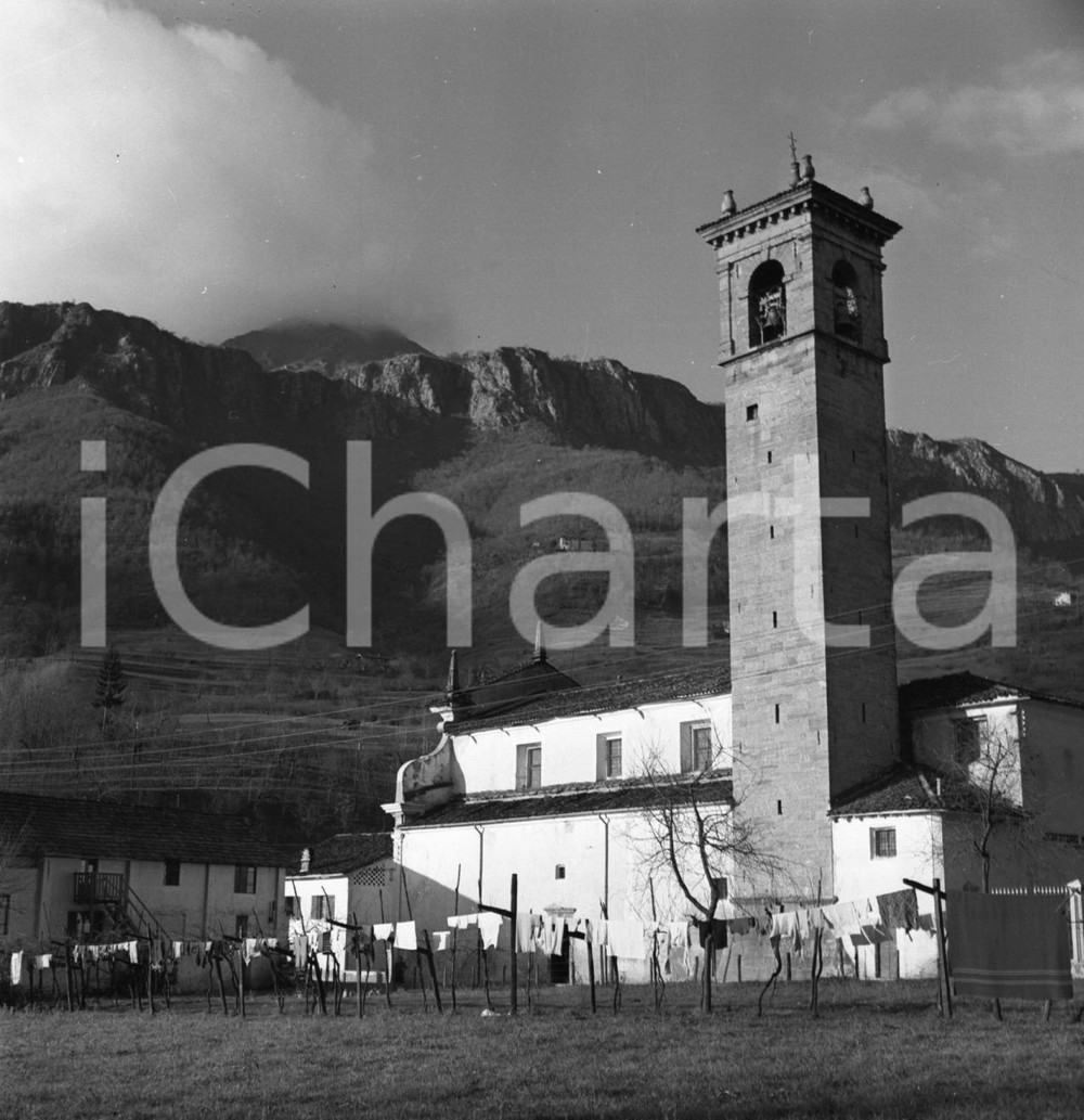 1966 MARCHENO (BS) La Parrocchiale dei SS Pietro e Paolo NEGATIVO ORIGINALE Negativo originale in bianco e nero su pellicola.  E' SEVERAMENTE VIETATA LA RIPRODUZIONE.TUTTI I DIRITTI SONO RISERVATI.ICharta mette in vendita, sul negozio eBay e in esclusiva sul sito "icharta" il proprio archivio composto da numerose diapositive e negativi fotografici d'epoca, tutti originali e autentici.Si tratta di uno sguardo inedito sull'attualità, la politica, la vita quotidiana, il gossip e la cultura, che fotografa il cambiamento della nazione (e non solo) tra il 1890 ed il 1990 circa. Un'occasione unica per il mercato del collezionismo, che vede finalmente disponibile un archivio eccezionale per vastità, tematiche e condizioni, in un settore (il negativo fotografico e la diapositiva) di assoluta novità e dalle interessanti prospettive di investimento. CONDIZIONI:FAIR/discretoFORMATO: cm 6 x 6 originale e autentica 1