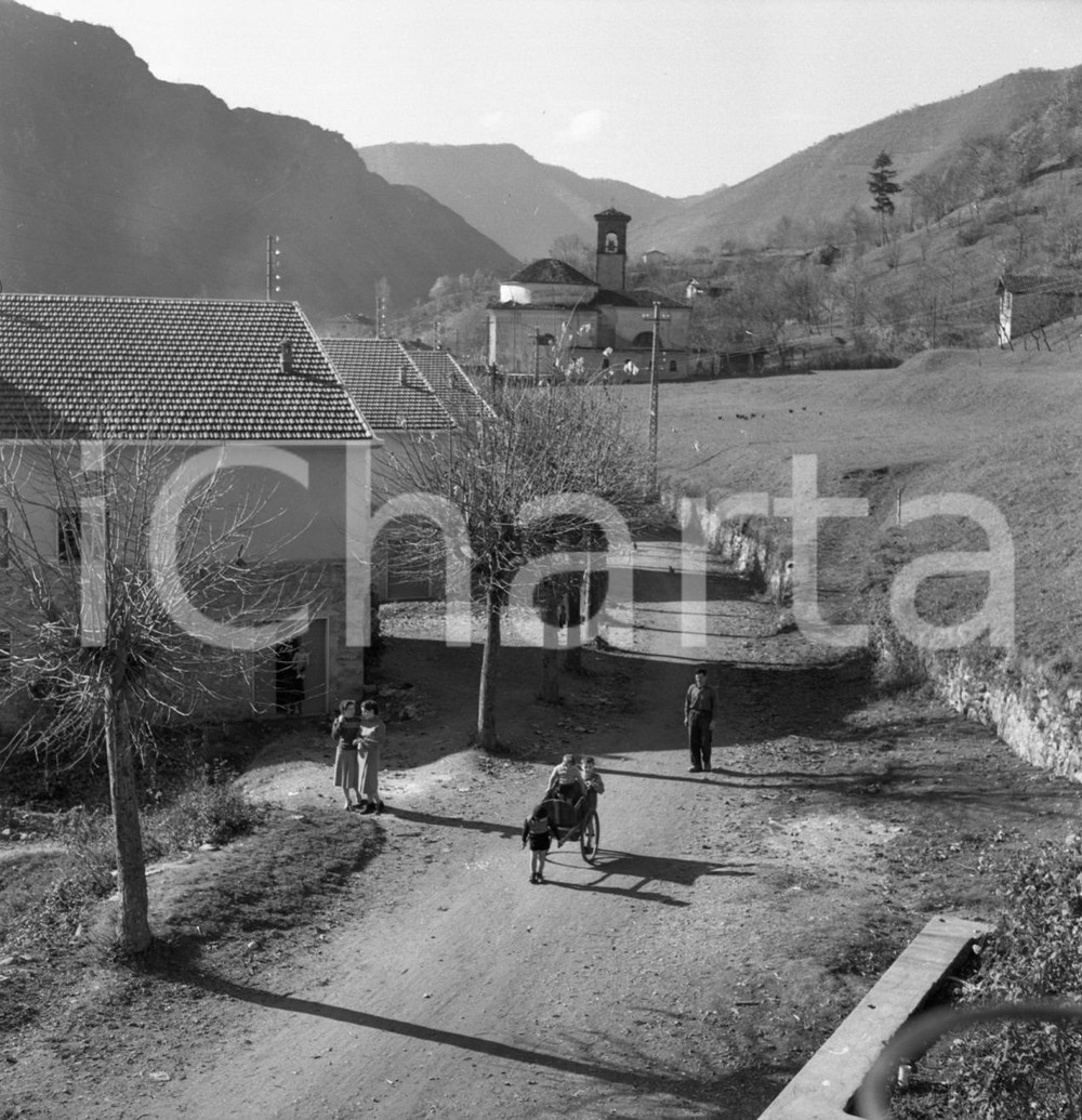 1966 MARCHENO (BS) Via del Santuario NEGATIVO ORIGINALE Negativo originale in bianco e nero su pellicola.  E' SEVERAMENTE VIETATA LA RIPRODUZIONE.TUTTI I DIRITTI SONO RISERVATI.ICharta mette in vendita, sul negozio eBay e in esclusiva sul sito "icharta" il proprio archivio composto da numerose diapositive e negativi fotografici d'epoca, tutti originali e autentici.Si tratta di uno sguardo inedito sull'attualità, la politica, la vita quotidiana, il gossip e la cultura, che fotografa il cambiamento della nazione (e non solo) tra il 1890 ed il 1990 circa. Un'occasione unica per il mercato del collezionismo, che vede finalmente disponibile un archivio eccezionale per vastità, tematiche e condizioni, in un settore (il negativo fotografico e la diapositiva) di assoluta novità e dalle interessanti prospettive di investimento. CONDIZIONI:FAIR/discretoFORMATO: cm 6 x 6 originale e autentica 1