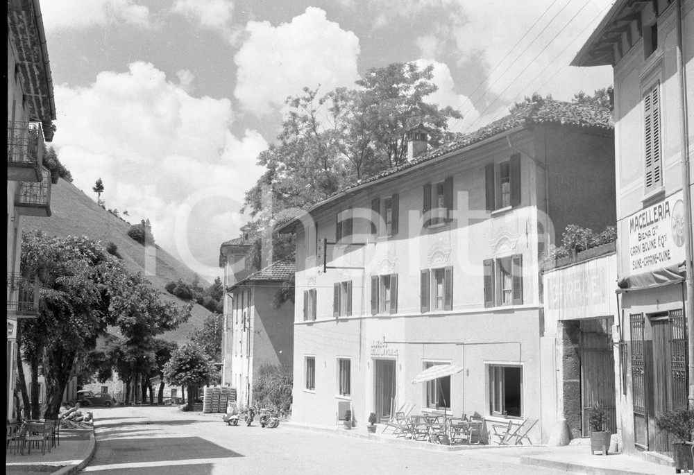 1957 COLLIO (BS) Albergo Bell'Avvenire NEGATIVO ORIGINALE Negativo originale in bianco e nero su pellicola.  E' SEVERAMENTE VIETATA LA RIPRODUZIONE.TUTTI I DIRITTI SONO RISERVATI.ICharta mette in vendita, sul negozio eBay e in esclusiva sul sito "icharta" il proprio archivio composto da numerose diapositive e negativi fotografici d'epoca, tutti originali e autentici.Si tratta di uno sguardo inedito sull'attualità, la politica, la vita quotidiana, il gossip e la cultura, che fotografa il cambiamento della nazione (e non solo) tra il 1890 ed il 1990 circa. Un'occasione unica per il mercato del collezionismo, che vede finalmente disponibile un archivio eccezionale per vastità, tematiche e condizioni, in un settore (il negativo fotografico e la diapositiva) di assoluta novità e dalle interessanti prospettive di investimento. CONDIZIONI:FAIR/discretoFORMATO: cm 9 x 6 originale e autentica 1